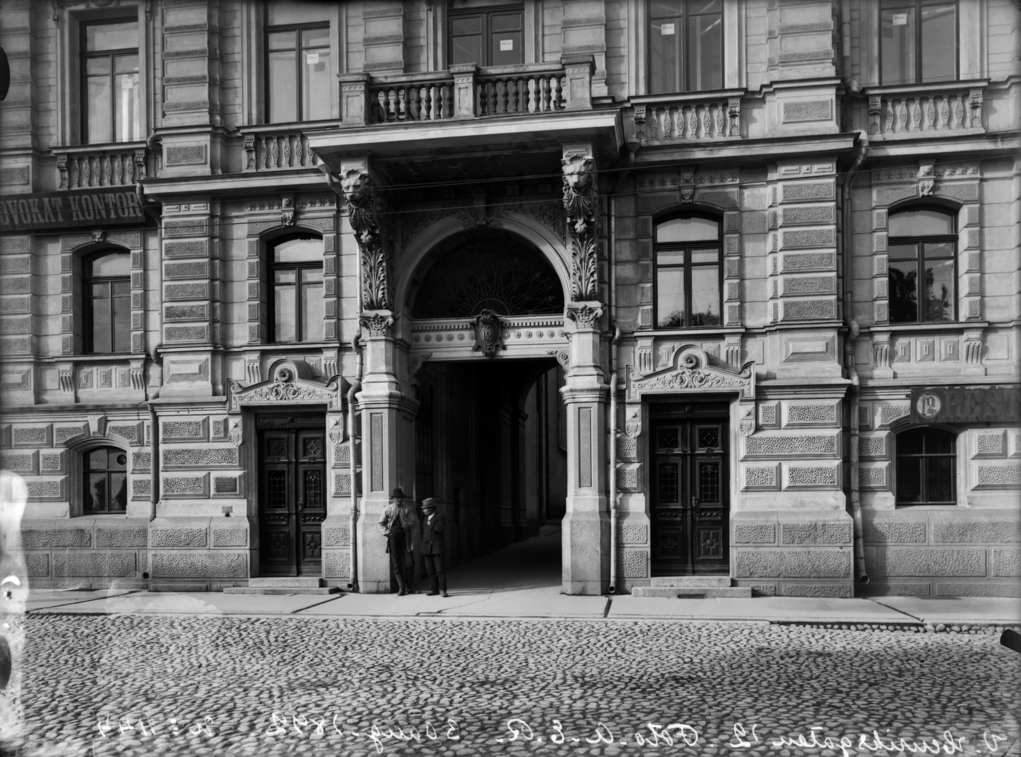Läntinen Heikinkatu 12 (=Mannerheimintie 10), kaksi miestä porttikäytävän vierellä.