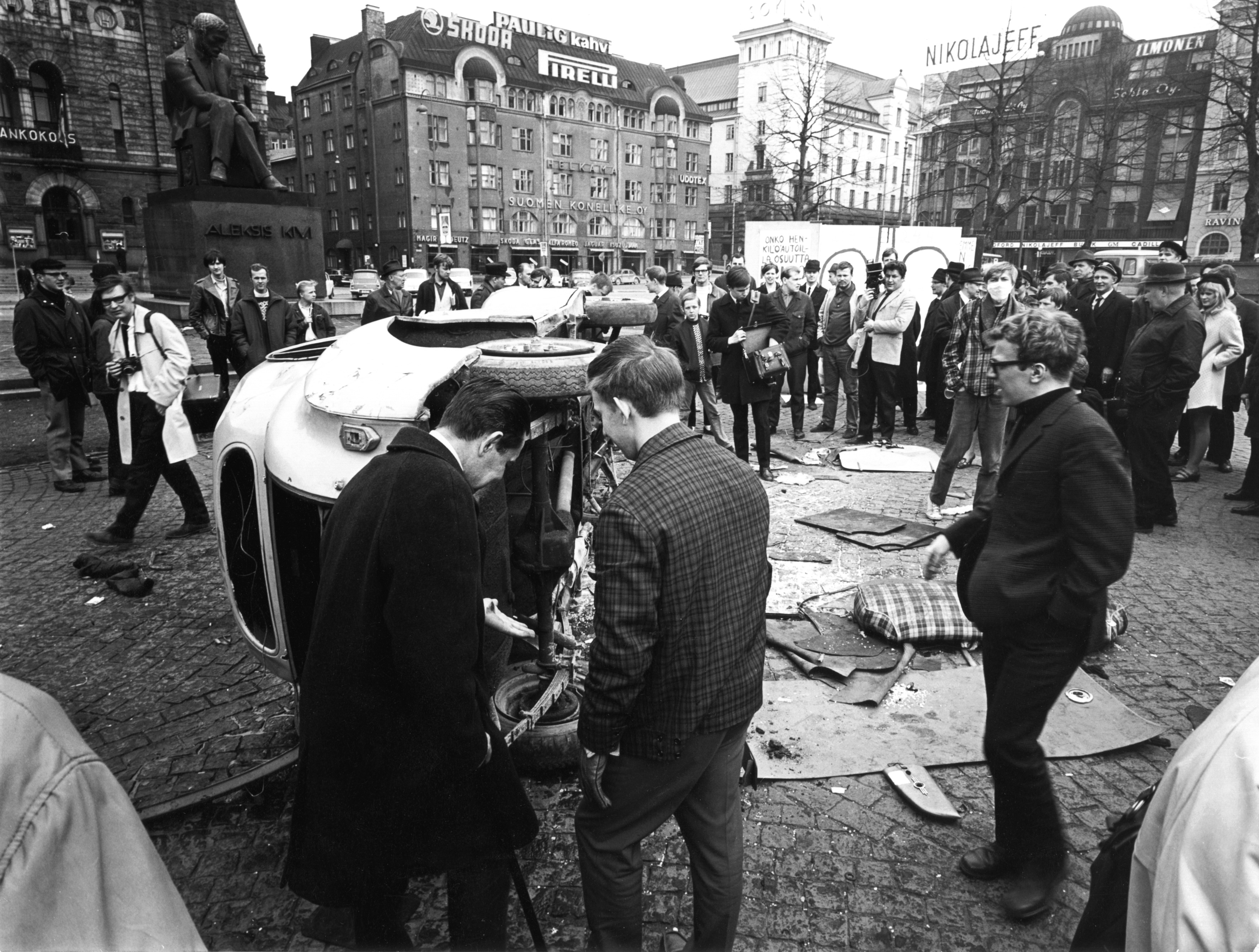 Saasteviikko toukokuussa 1969, mielenosoitus Rautatientorilla. Yleisön mielenilmausten kohteeksi jätetty auto.