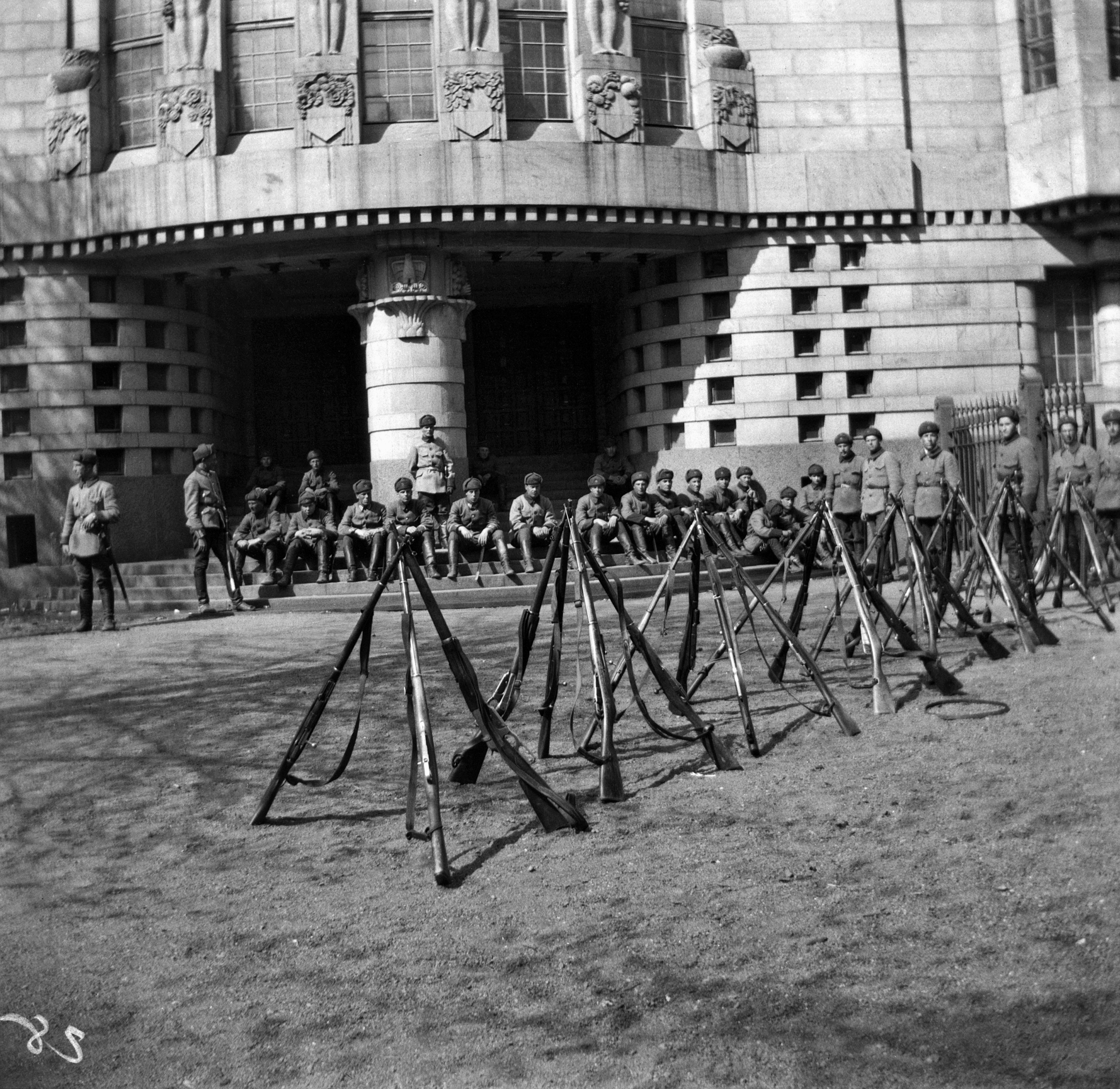 Helsingin valtaus 1918. Uudenmaan rakuunarykmentin sotilaat odottelemassa uuden ylioppilastalon (Mannerheimintie 5) portailla kuolleen aseveljensä hautajaissaattoa.