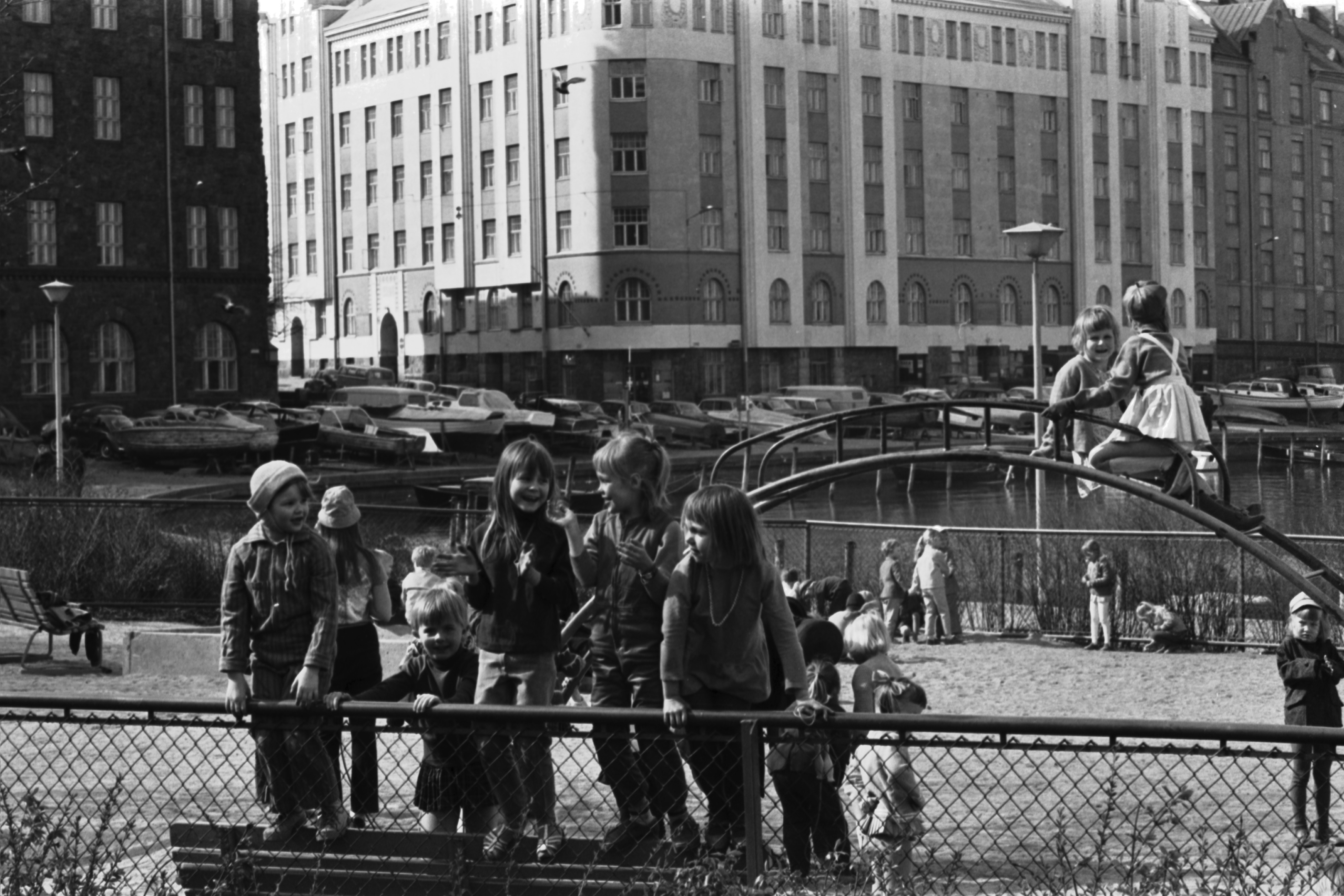 Tokoinranta. Lapsia kiipeilemässä kiipeilytelineellä ja penkillä Eläintarhantien ja Säästöpankinrannan kulmauksessa olevassa puistossa.