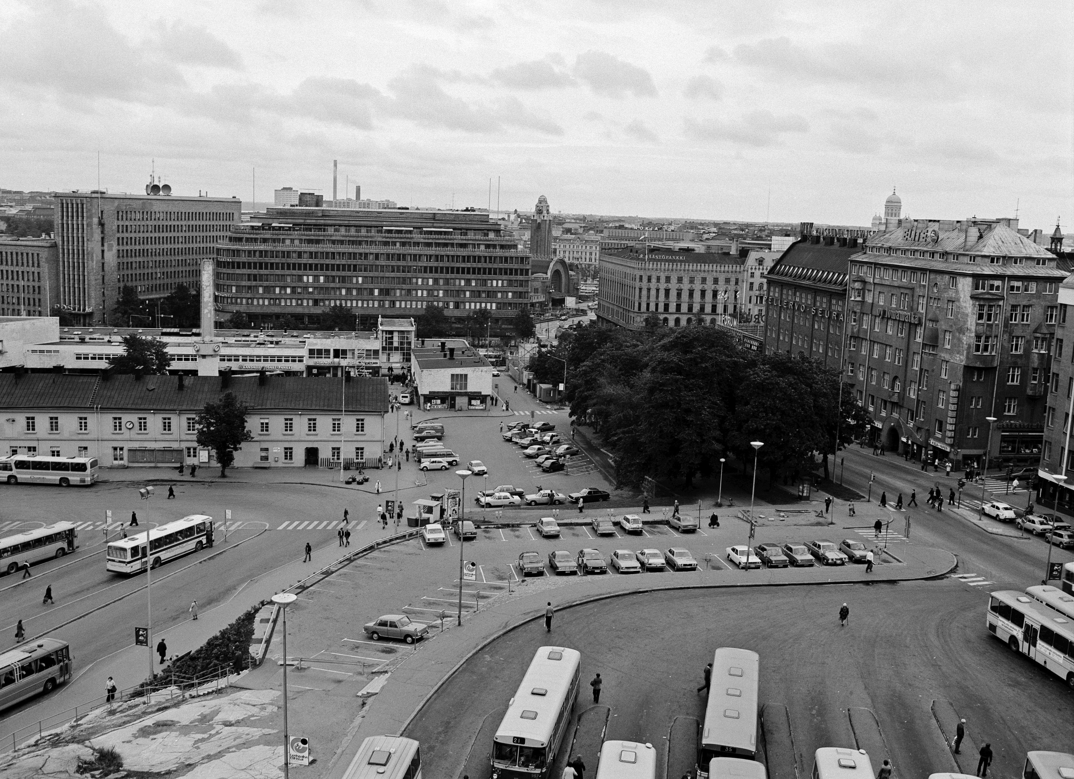 Kamppi, vasemmalla linja-autoaseman asemarakennus. Taustalla Sokos-tavaratalo. Oikealla Simonkatu. Panoraama Annankatu 34:stä. Syyskuu 1977.