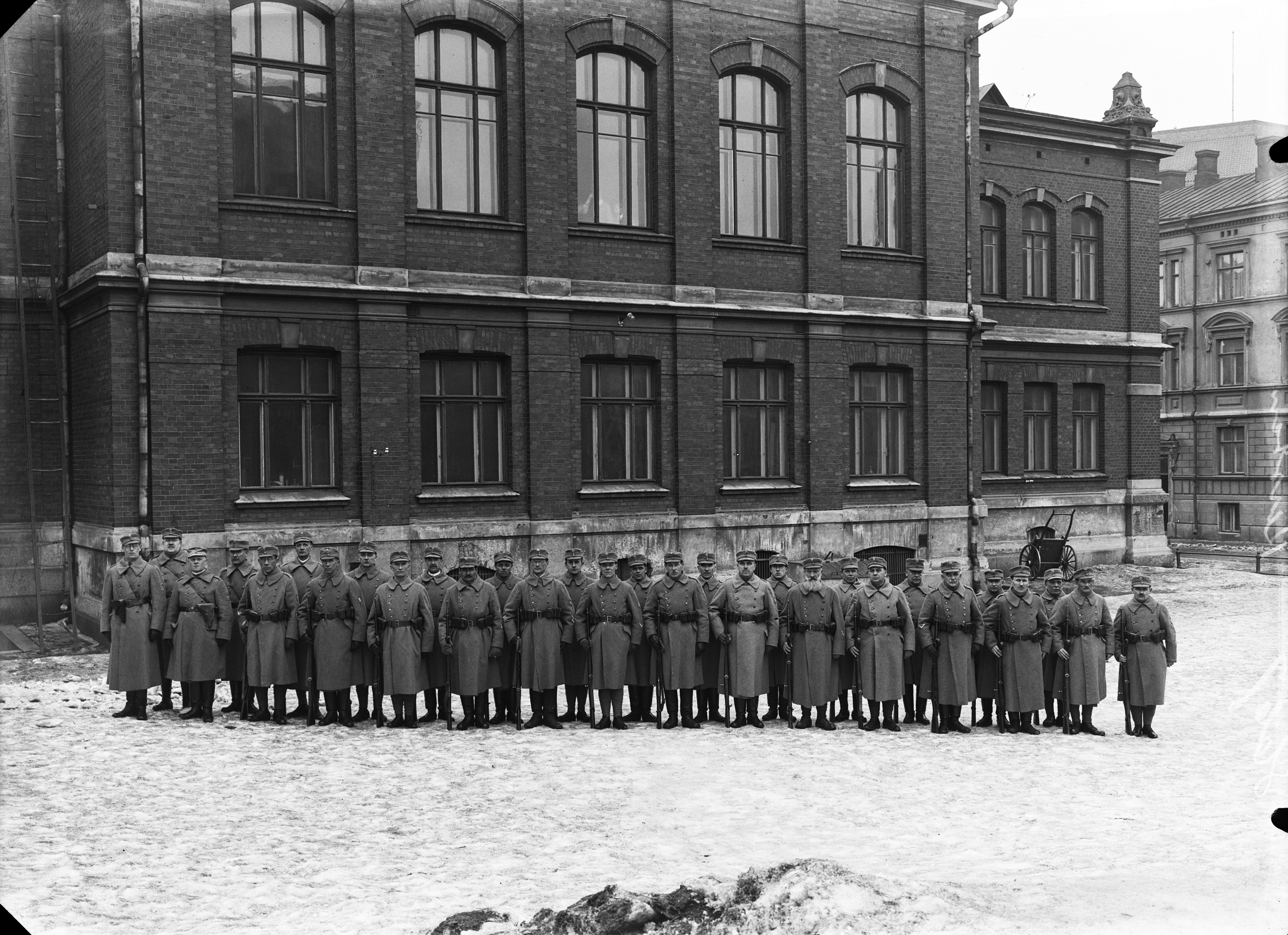Suojeluskuntalaisia Korkeavuorenkatu 23:n takapihalla