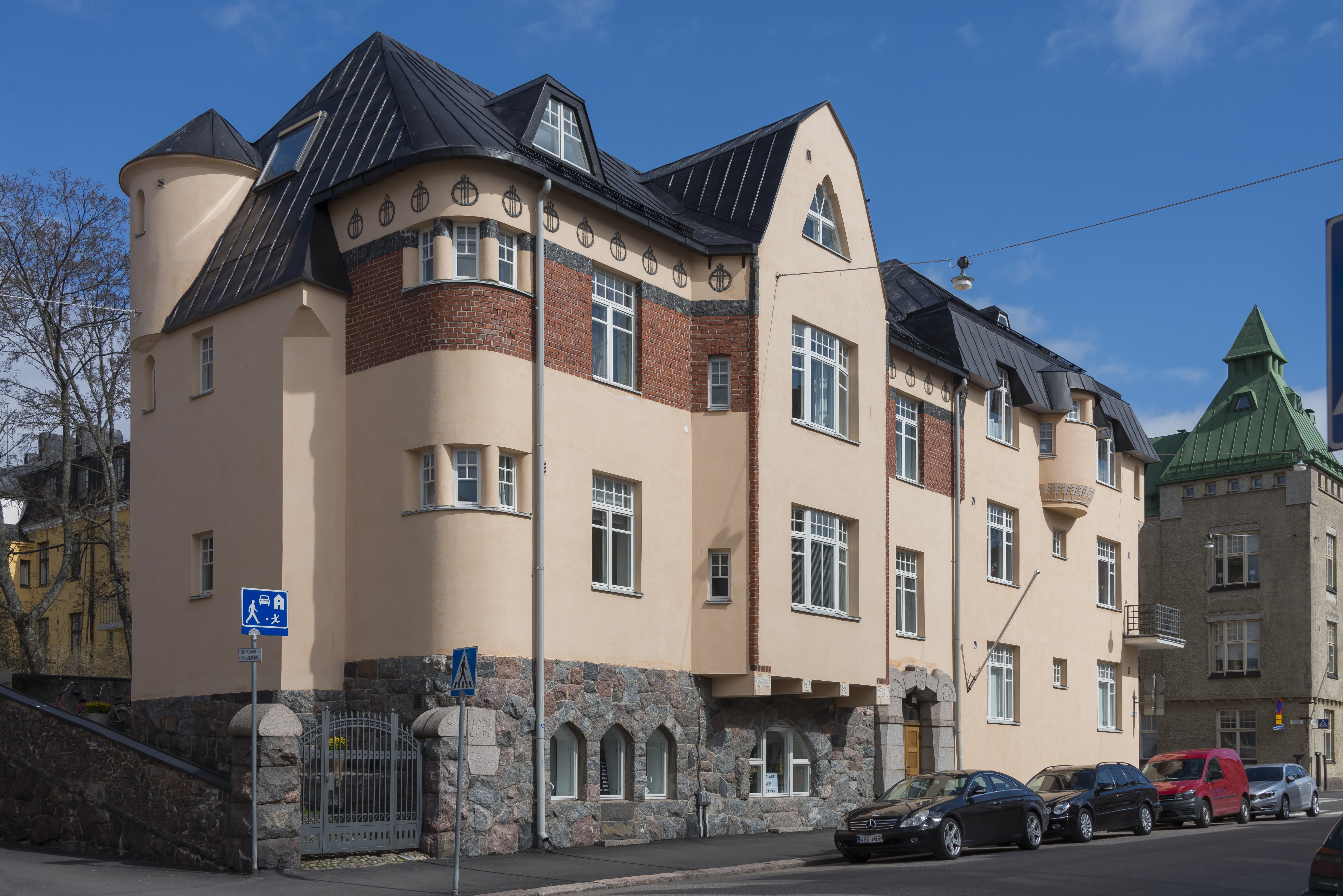 Pietarinkatu 23 - Huvilakatu 18. Waldemar Wileniuksen suunnittelema rakennus "Gunnebo Gård". Rakennusvuosi 1905.