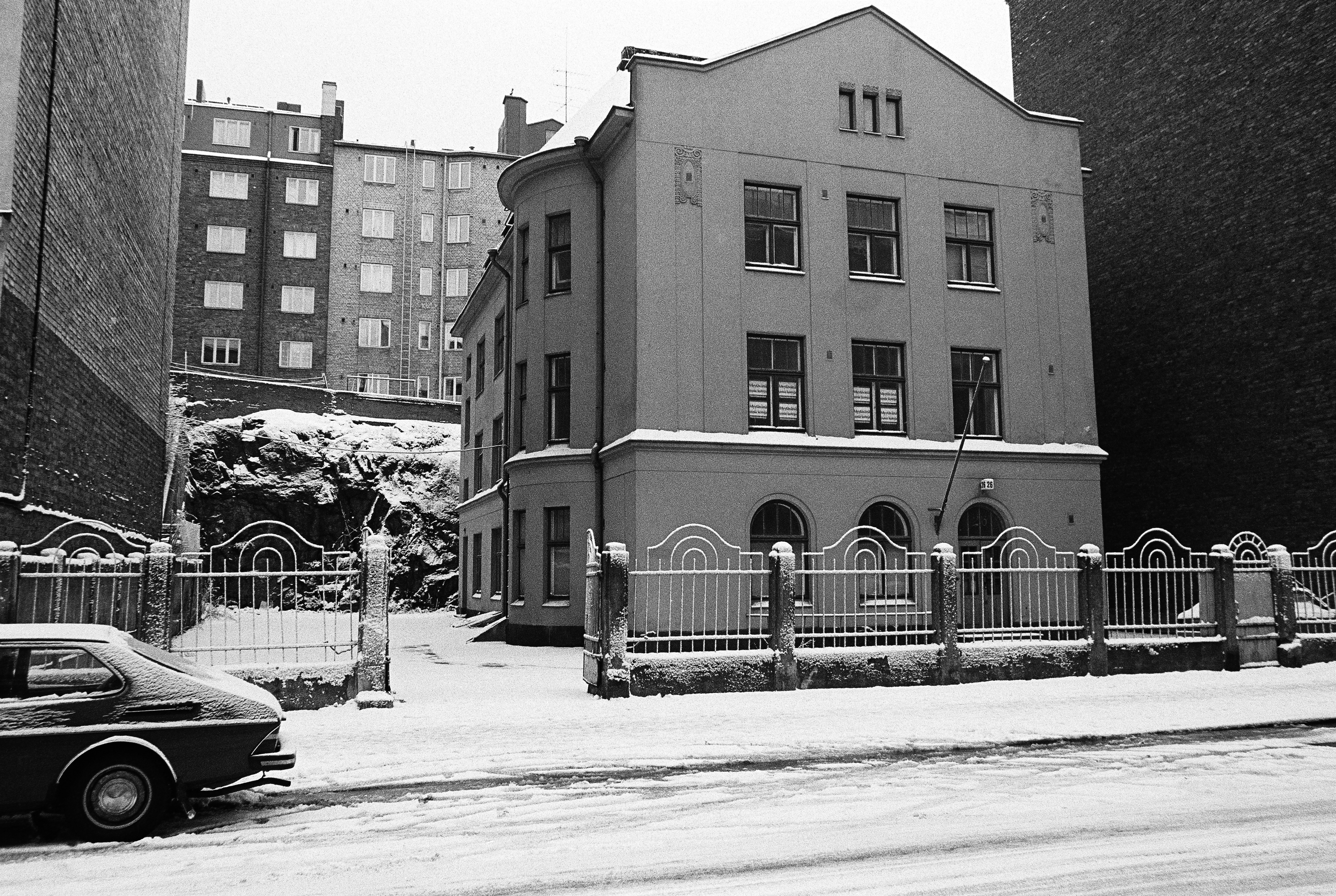 Ensilumi Töölössä vuonna 1973. Kuvassa Museokatu 26. Onni Tarjanteen suunnittelema, hattutehtaanakin toiminut, pieni jugend-tyylinen talo. Tämä oli 1910-luvulla rakennettuna kadun ensimmäisiä taloja, sekä viimeisiä 1970-luvulla purettuja taloja.