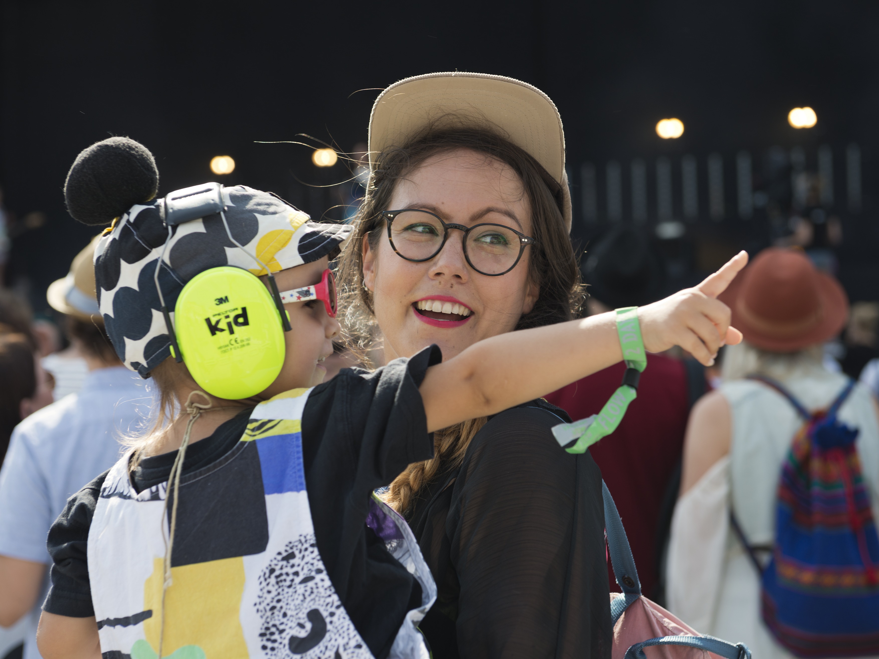 Lastenmusiikkifani. Hanne ja Aava Valtari ovat Flow Festivalin päälavan luona katsomassa Iisan esiintymistä. Aava on kokenut Flow Festivalilla kävijä, tämä on jo kolmas Flow Festival, jolle hän osallistuu.