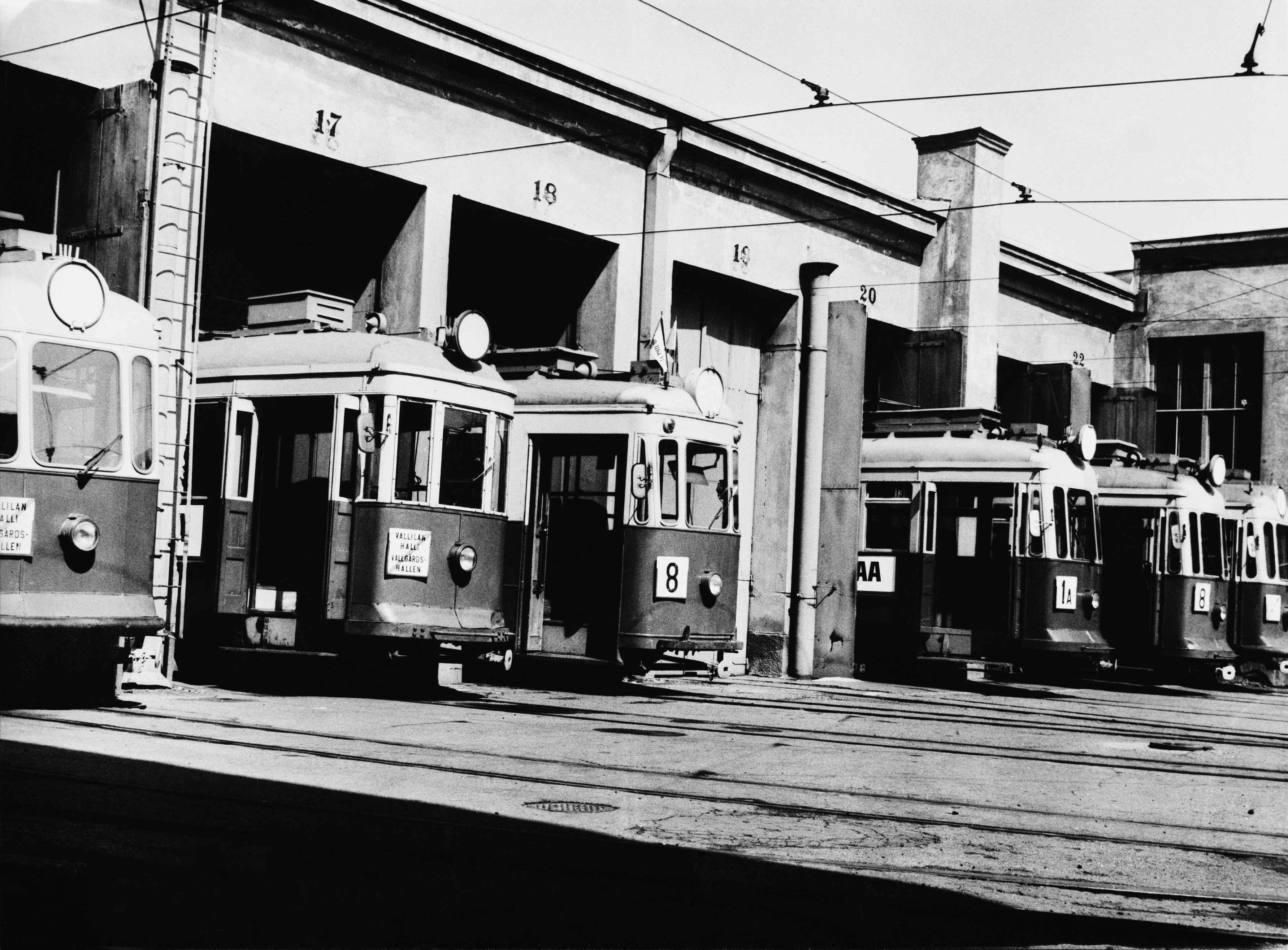 Raitiovaunuja Liikennelaitoksen Vallilan varikkohalleilla.