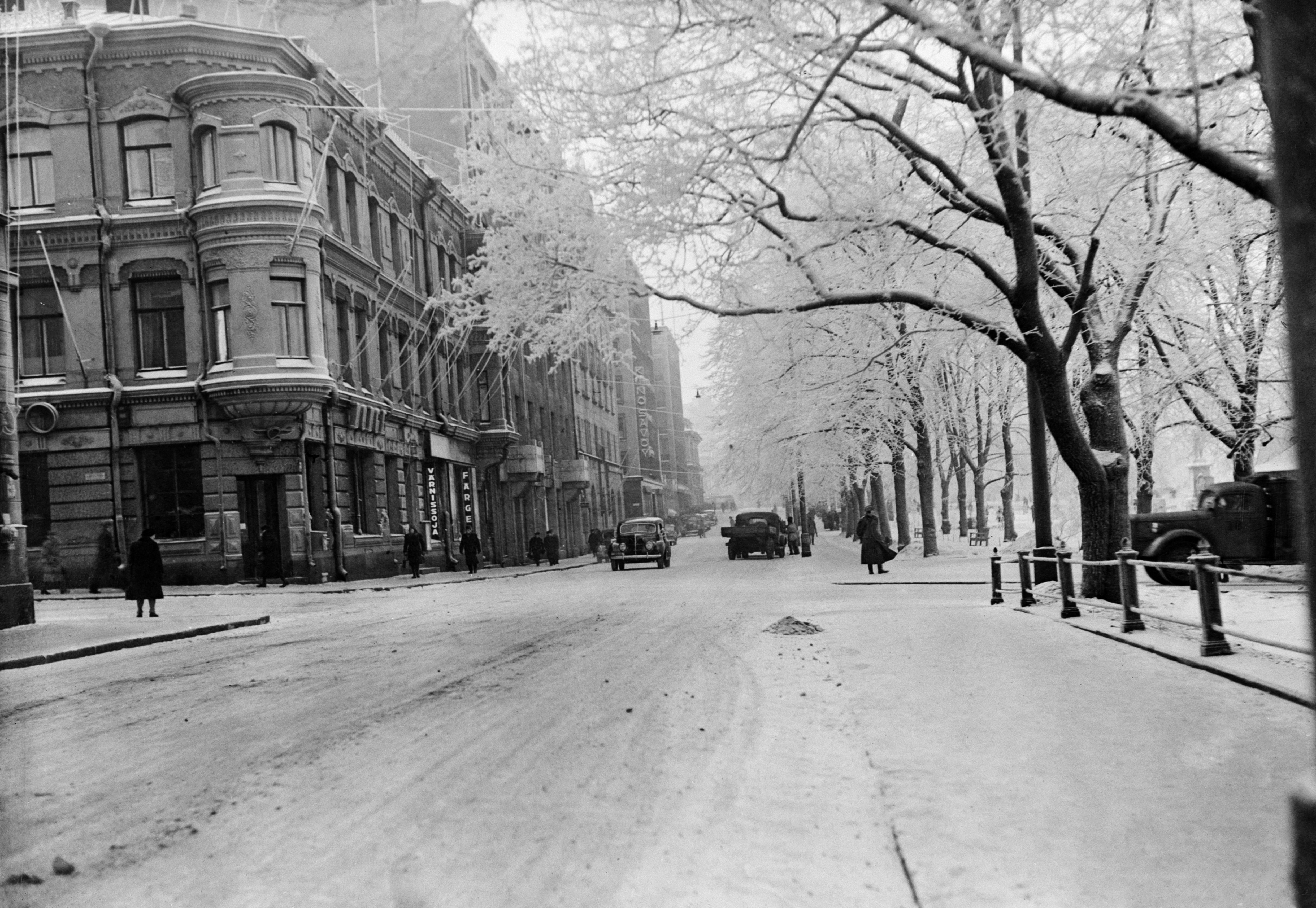 Eteläesplanadia Fabianinkadulta Erottajan suuntaan kuvattuna. Etualalla Fabianinkatu 10. ja Eteläesplanadi 8. erkkeri (Kiseleff & Heikel).