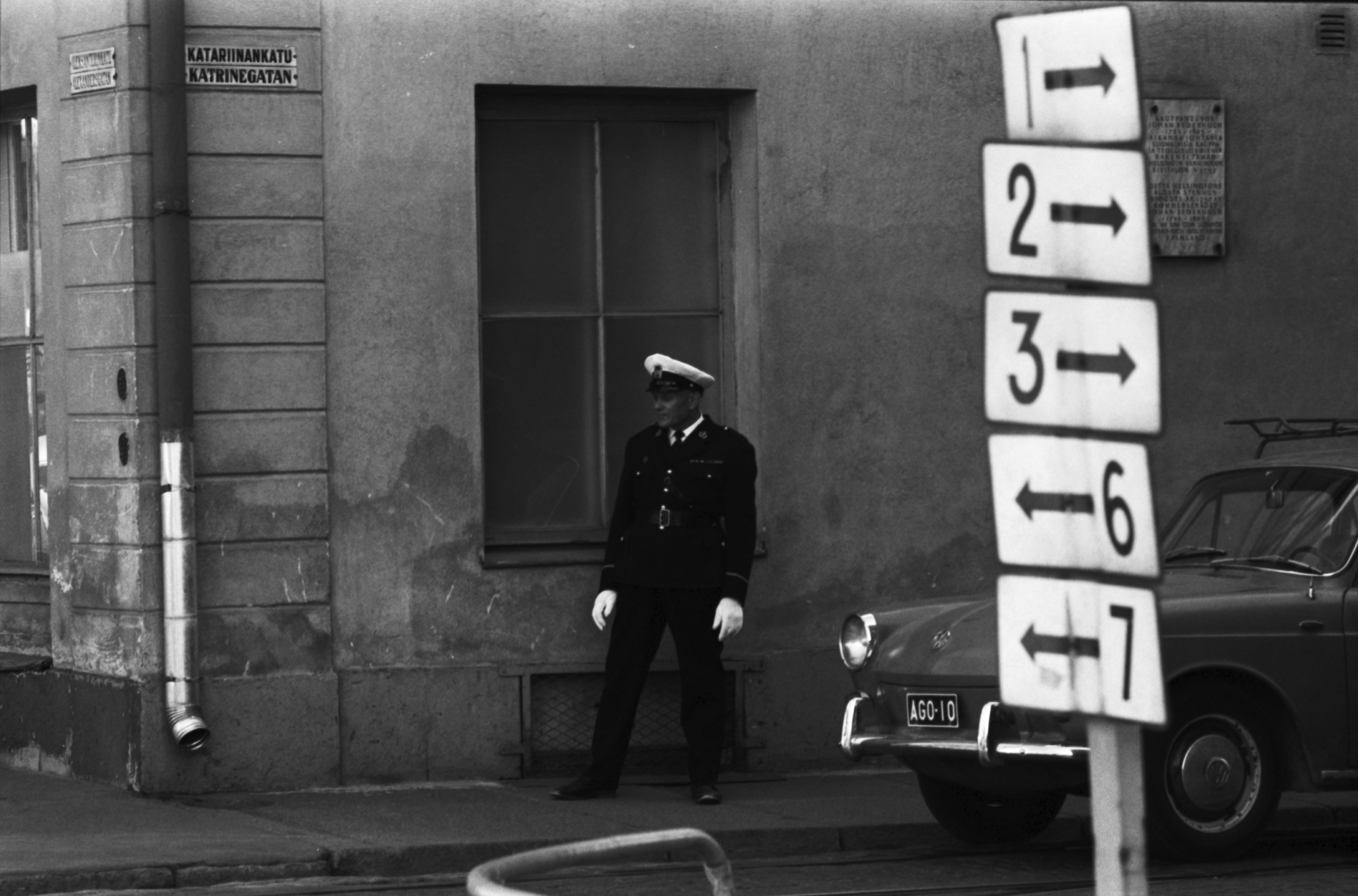 Katariinankatu 3. Poliisi partioimassa Sederholmin talon nurkalla Katariinankadulla Aleksanterinkadun kulmassa Persian shaahiparin vierailun aikaan.