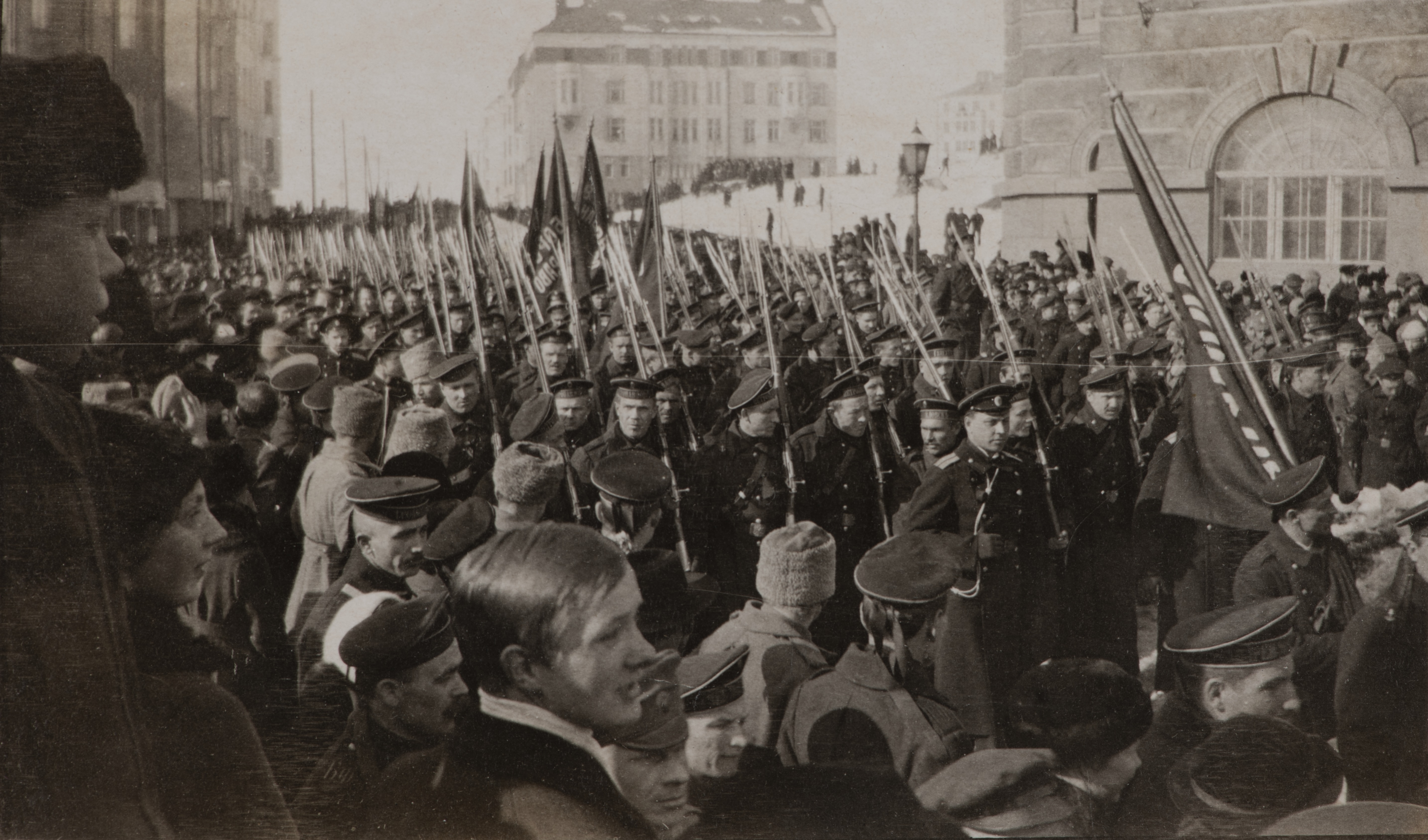 Venäläisten vuoden 1917 vallankumousjuhlat. Vasemmalla Arkadiankatu 8, oikealla Pohjoinen Rautatiekatu 13. Takana oikealla Arkadiankatu 15 - Aurorankatu 19.