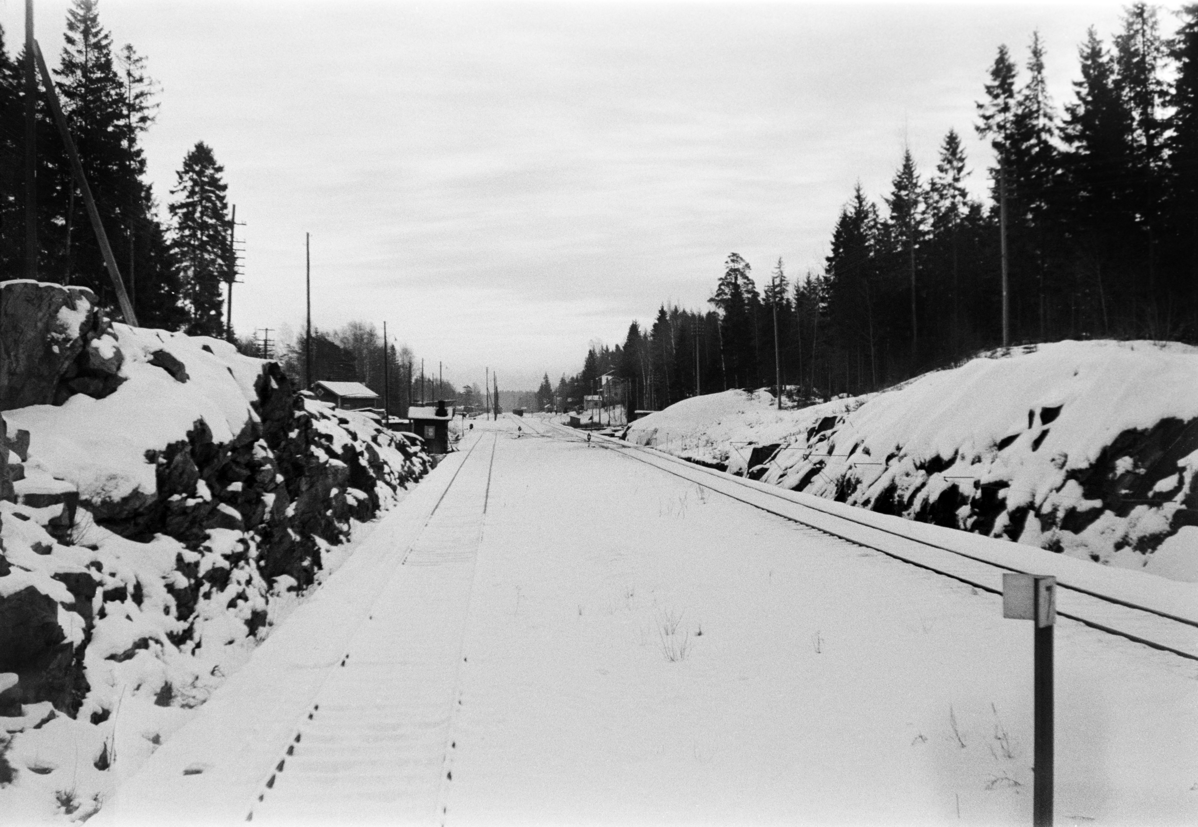 Huopalahden aseman länsipääty, jossa oli uudempaa ratalinjausta. Rata muuttui Huopalahden aseman länsipäässä yksiraiteiseksi. Kuvassa näkyy vasemmalla lämmitettävä vaihdekoju, jossa oli puhelin ja jossa saatettiin viettää paljonkin aikaa.