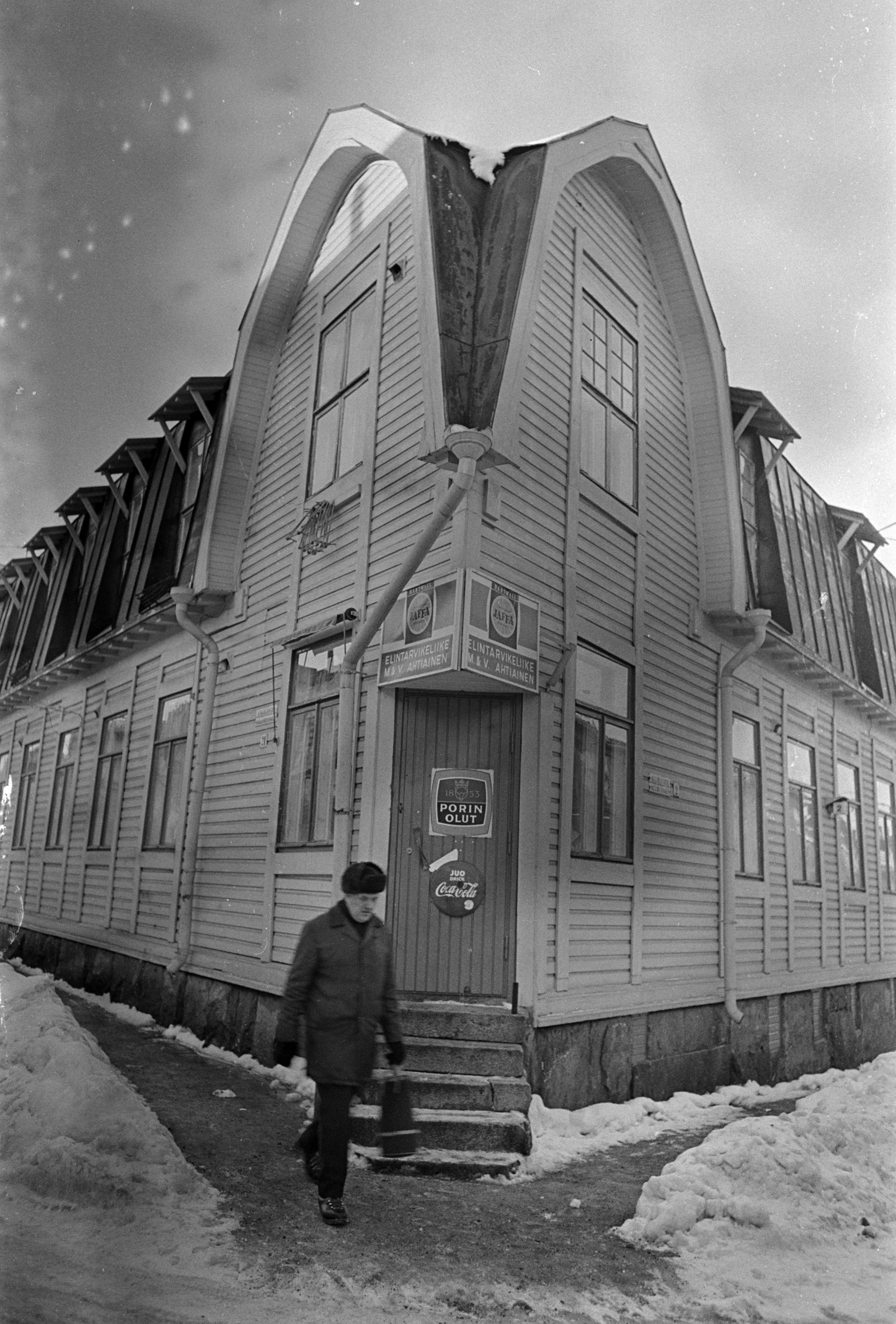 Elintarvikeliike M & V. Ahtiainen Vallilantien ja Keuruuntien kulmassa sijaitsevassa puutalossa Puu-Vallilassa