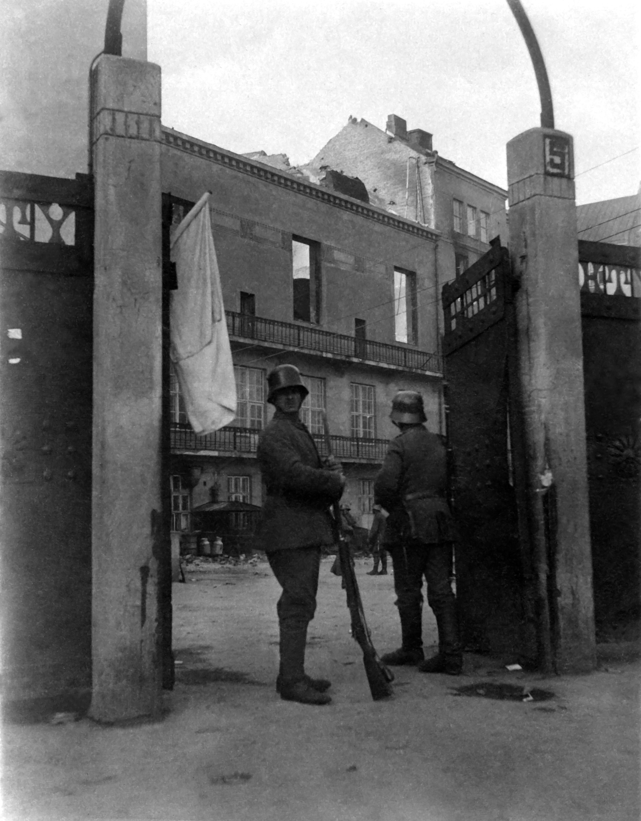 Helsingin valtaus 1918. Saksalaisia sotilaita Työväentalon portilla.