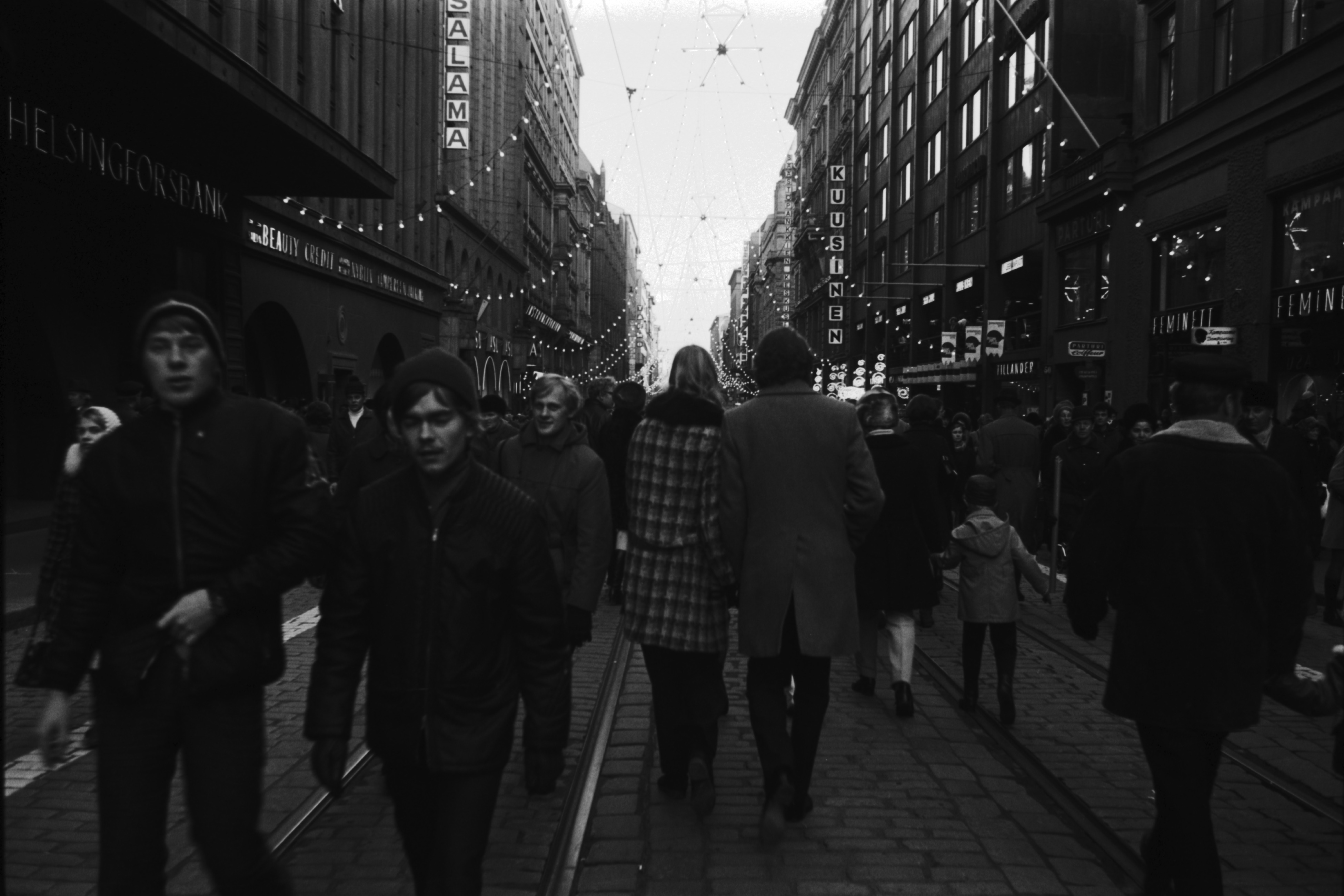 Kluuvi, Aleksanterinkatu. Joulukatu on avattu. Yleisöä kävelemässä keskellä Aleksanterinkatua. Kadun 12.6.1970 alkanut kävelykatukokeilu päättyi 8.1.1971.