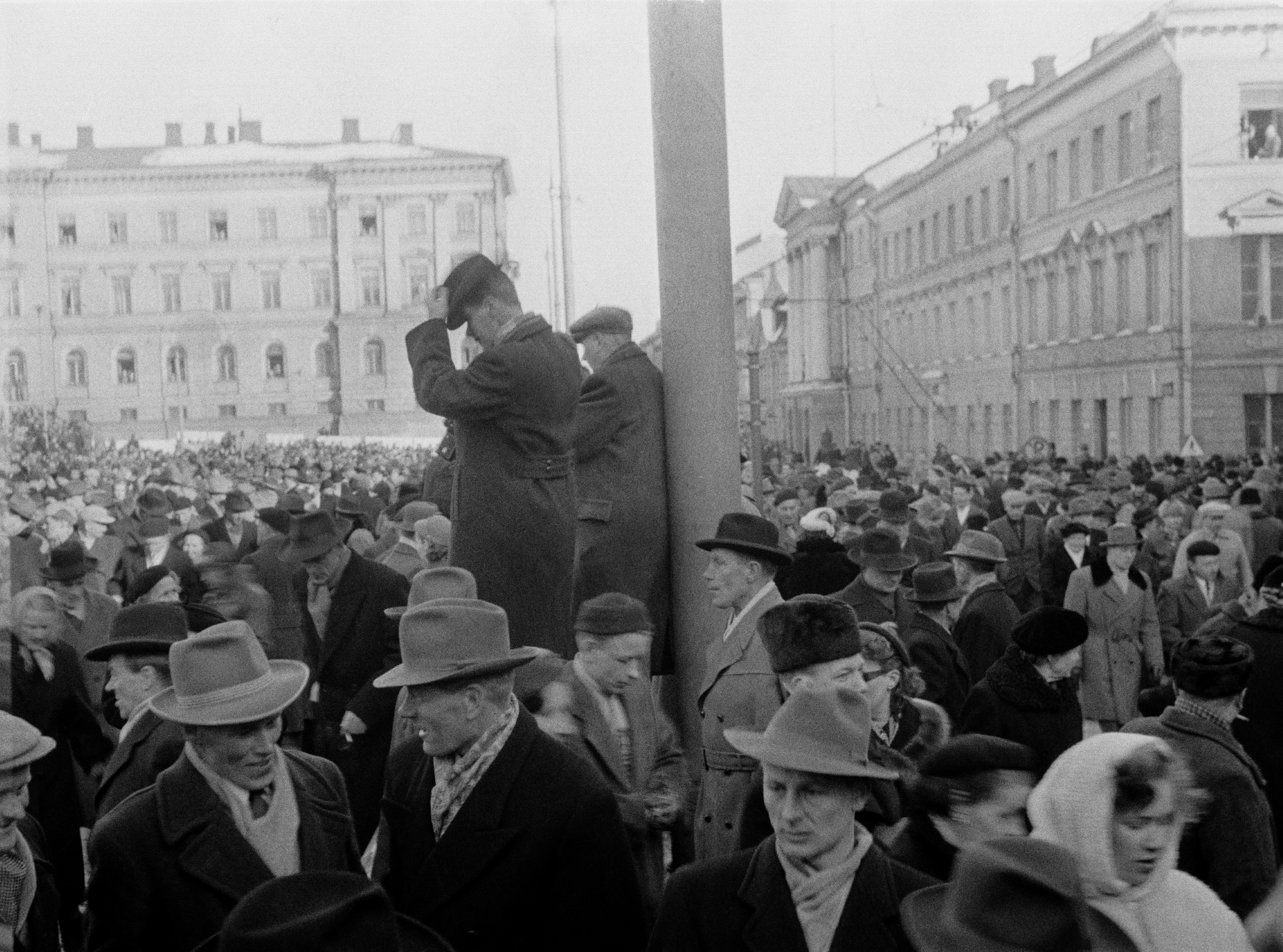 Mielenosoitus yleislakon aikaan Senaatintorilla maaliskuussa 1956.