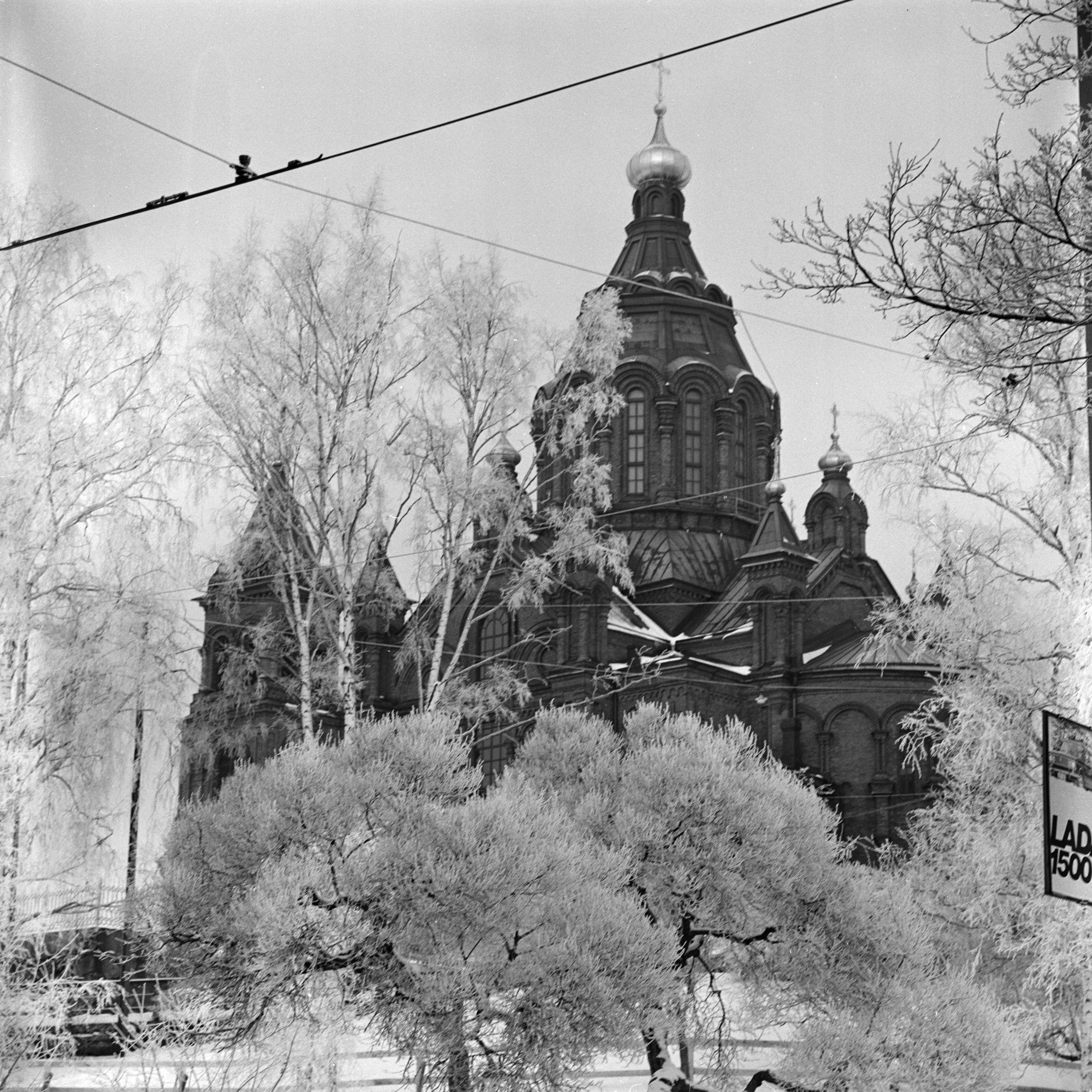 Talvinen näkymä Uspenskin katedraalille Katajanokan puistosta (= Tove Janssonin puisto).