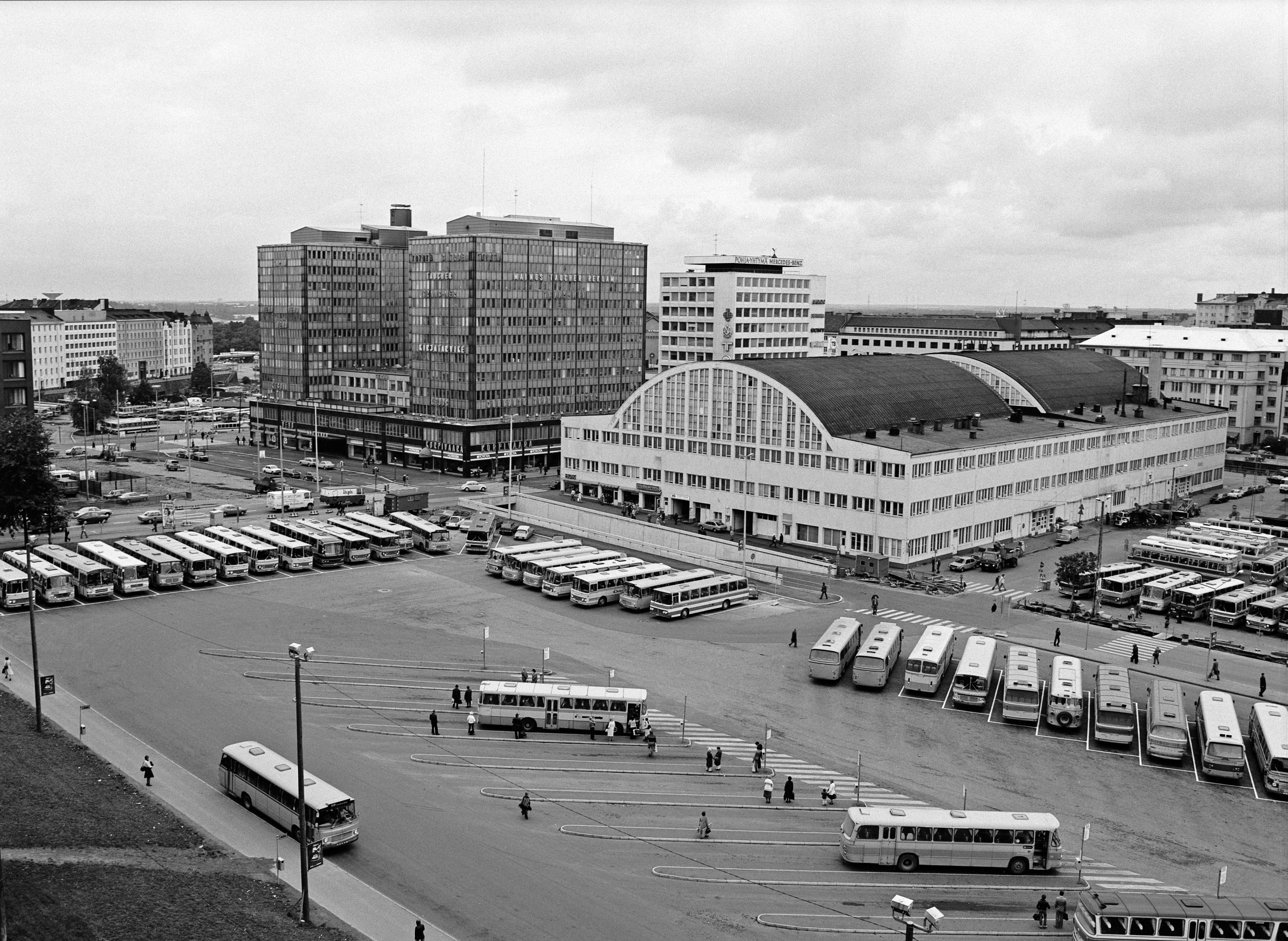Kamppi, linja-autoasema. Taustalla Salomonkatu 17, 15 (vas. lukien). Panoraama Annankatu 34:stä. Syyskuu 1977.