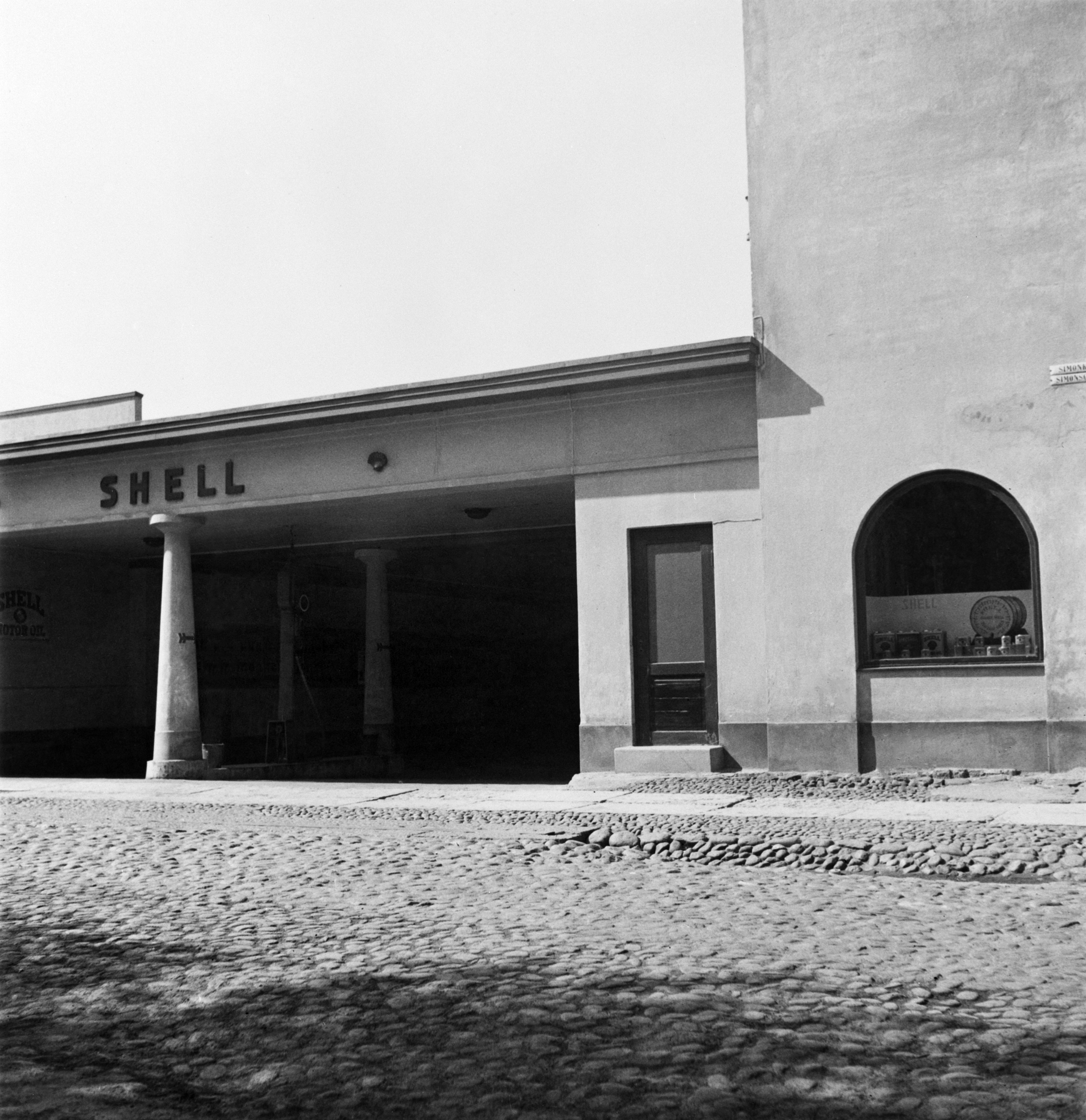 Oy Shell Ab:n huoltoasema, Turun kasarmi, Simonkatu 1 - Heikinkatu 28 (Mannerheimintie 22-24), Simonkadun puolelta nähtynä. Rakennettu 1928, purettu 1934.