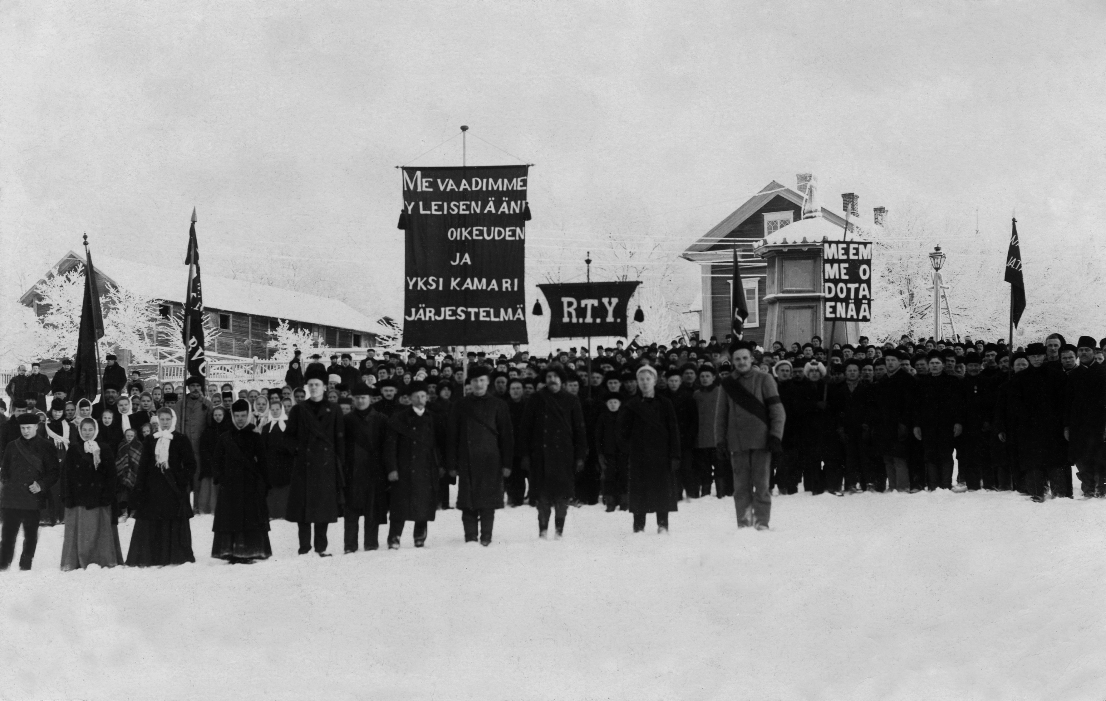 Työväenyhdistyksen mielenosoitus yleisen ja yhtäläisen äänioikeuden puolesta, mahdollisesti Suurlakon aikana. Kuva julkaistu Elanto -lehdessä ilmeisesti 1957.