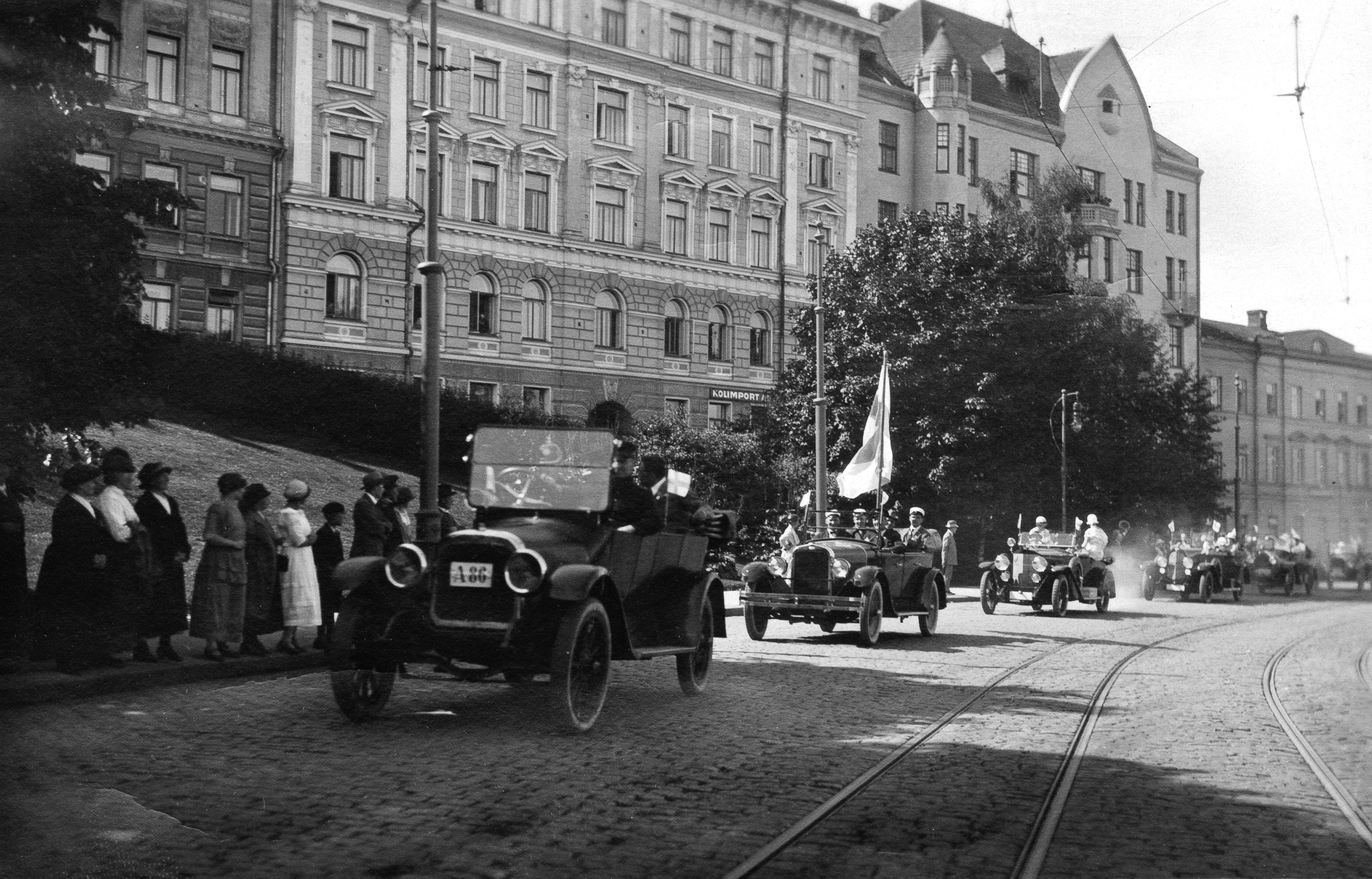Pariisin olympialaisista saapuville urheilijoille järjestetty autokulkue Etelärannassa 21.7.1924. Matkalla Kaivopuistoon.