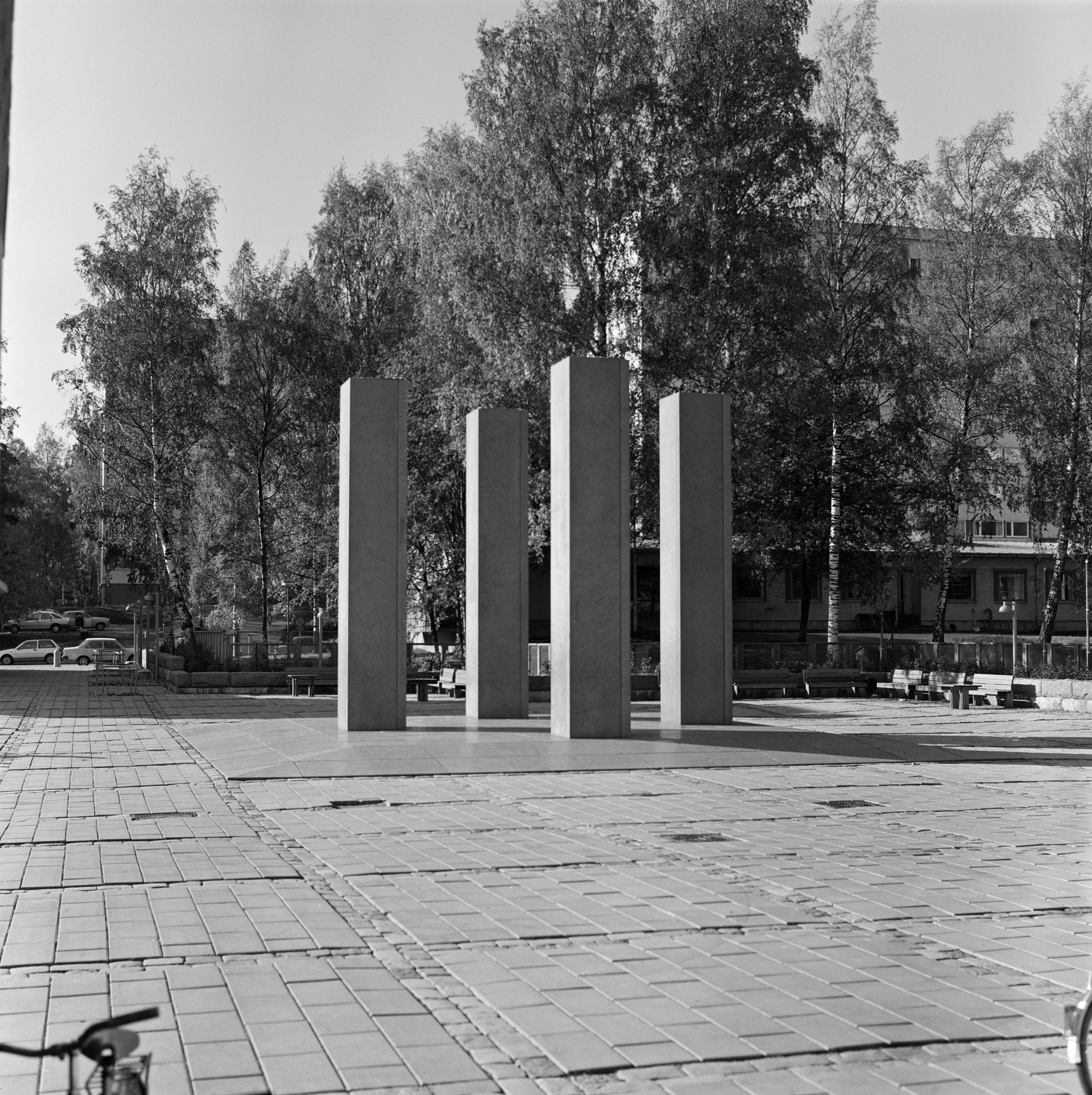 Hannu Siren: Stoa (kivi, 1984). Itä -Helsingin kulttuurikeskus Stoa, Itäkeskus.