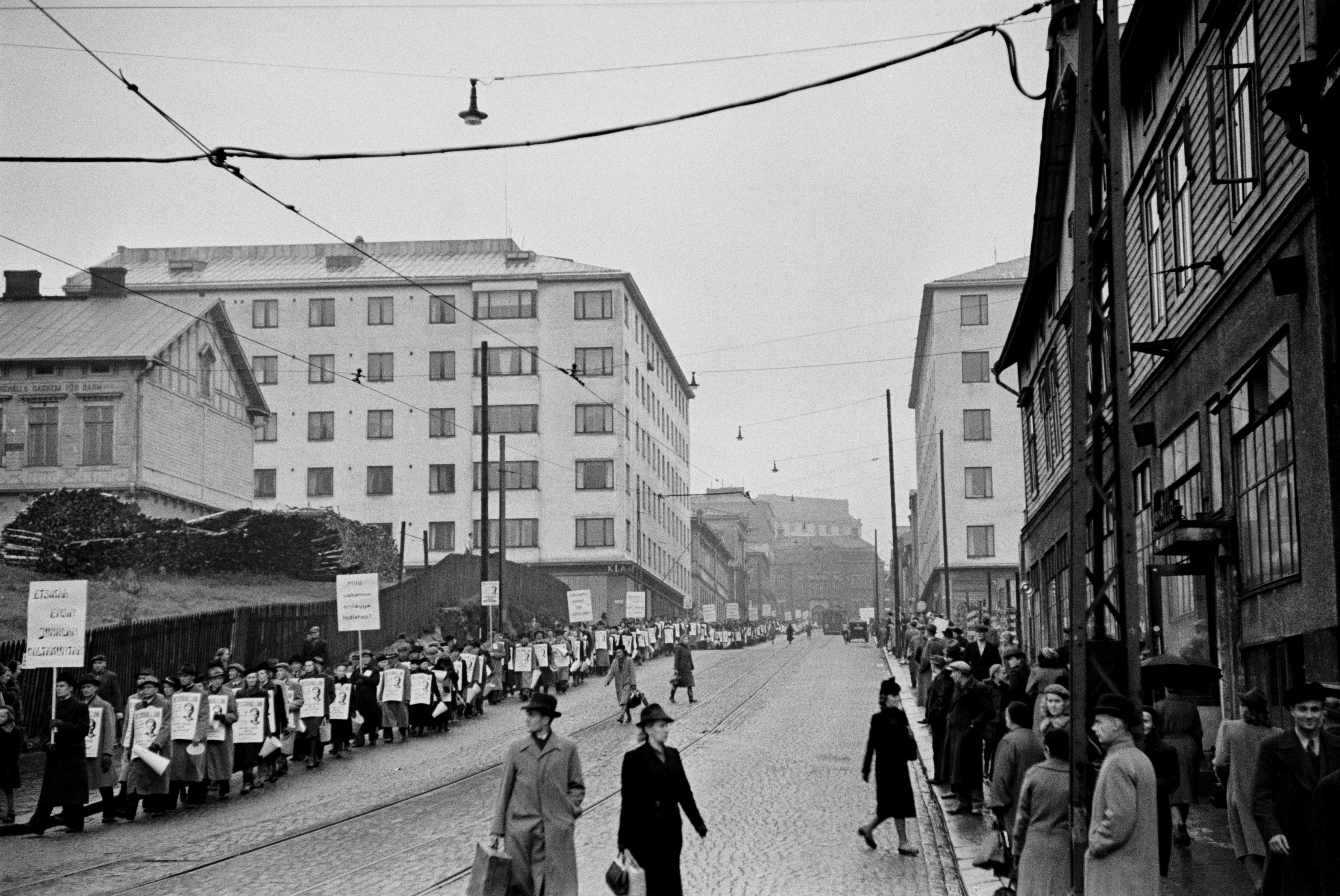 Jehovan todistaja, insinööri Kaarlo Hartevan esitelmää mainostava kulkue