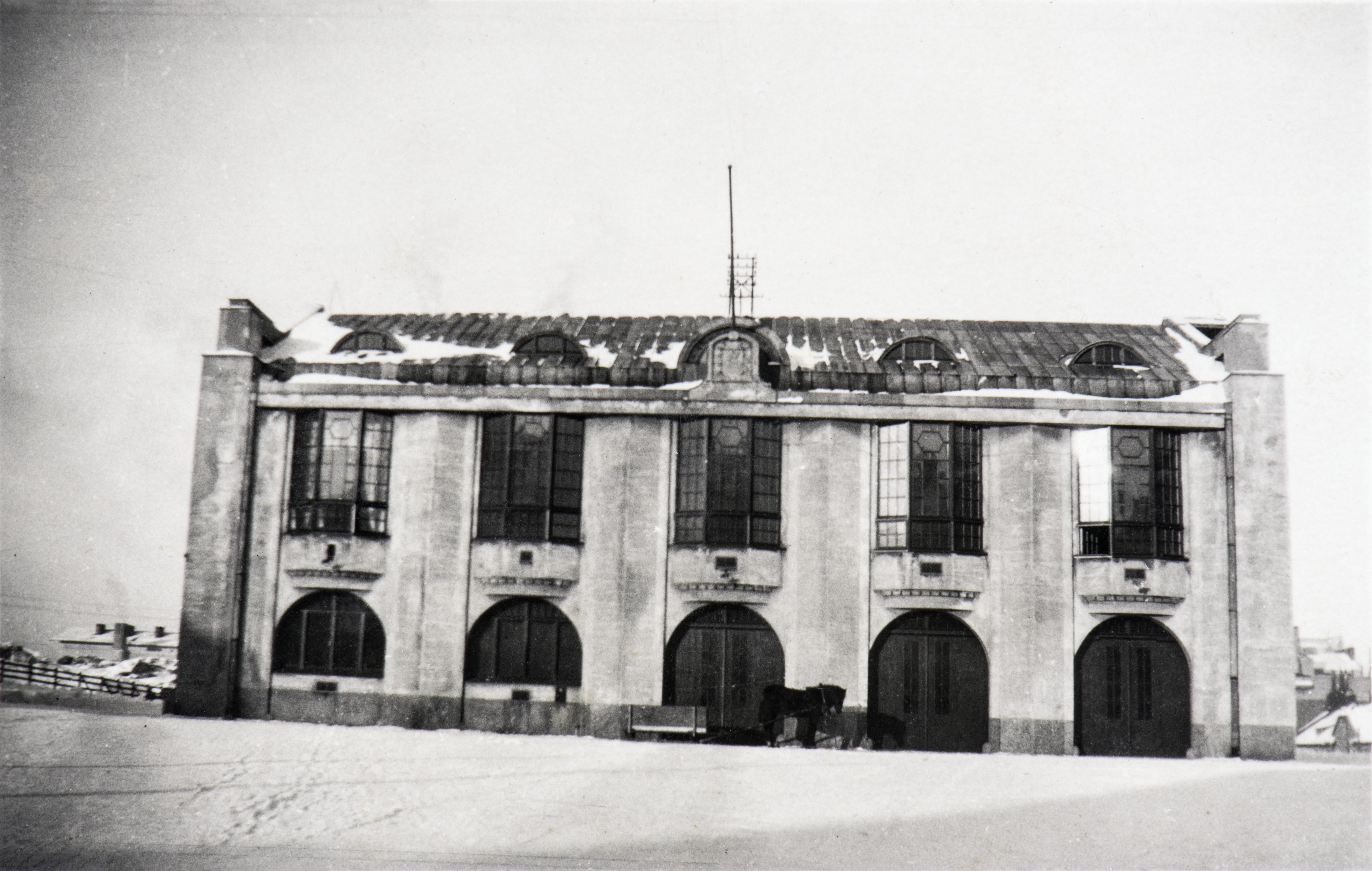 Agricolankatu 15, Kallion paloasema. Aseman ovien edessä seisoo hevonen. Kuvassa oleva asemarakennus oli paikalla vuosina 1914-1930. Aseman tilalle rakennettiin uusi paloasema vuosina 1930-1932.
