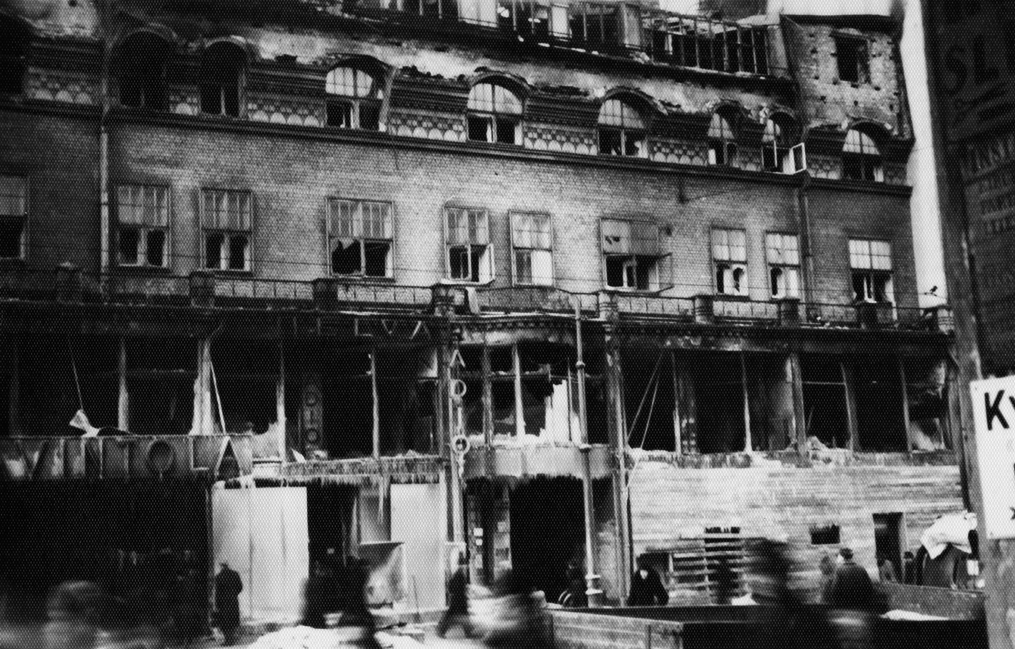 Siltasaarenkatu 6, vaurioituneena jatkosodan pommitusten aikaan. Rakennuksessa toimi mm. Ravintola Alko (perustettu 1934), jonka omisti Alkon Kansanravintolat Oy.