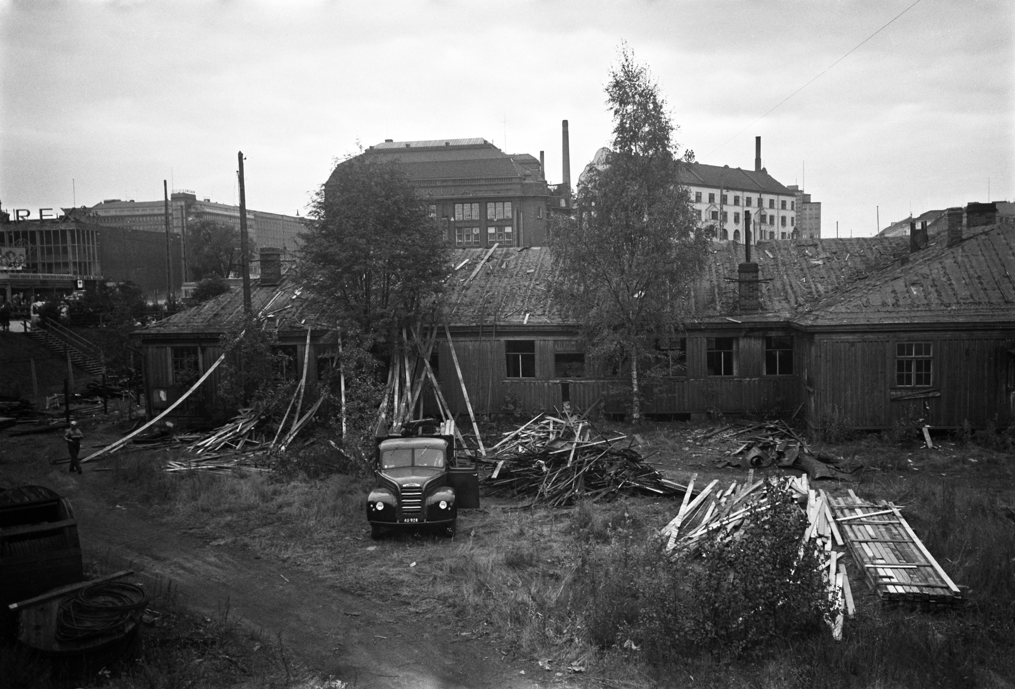 Purkutöitä Töölön tavara-aseman ratapihan alueella Postitalon vieressä 24.-25.9.1958. Taustalla Lasipalatsi sekä Arkadiankatu 2, 4-6.
