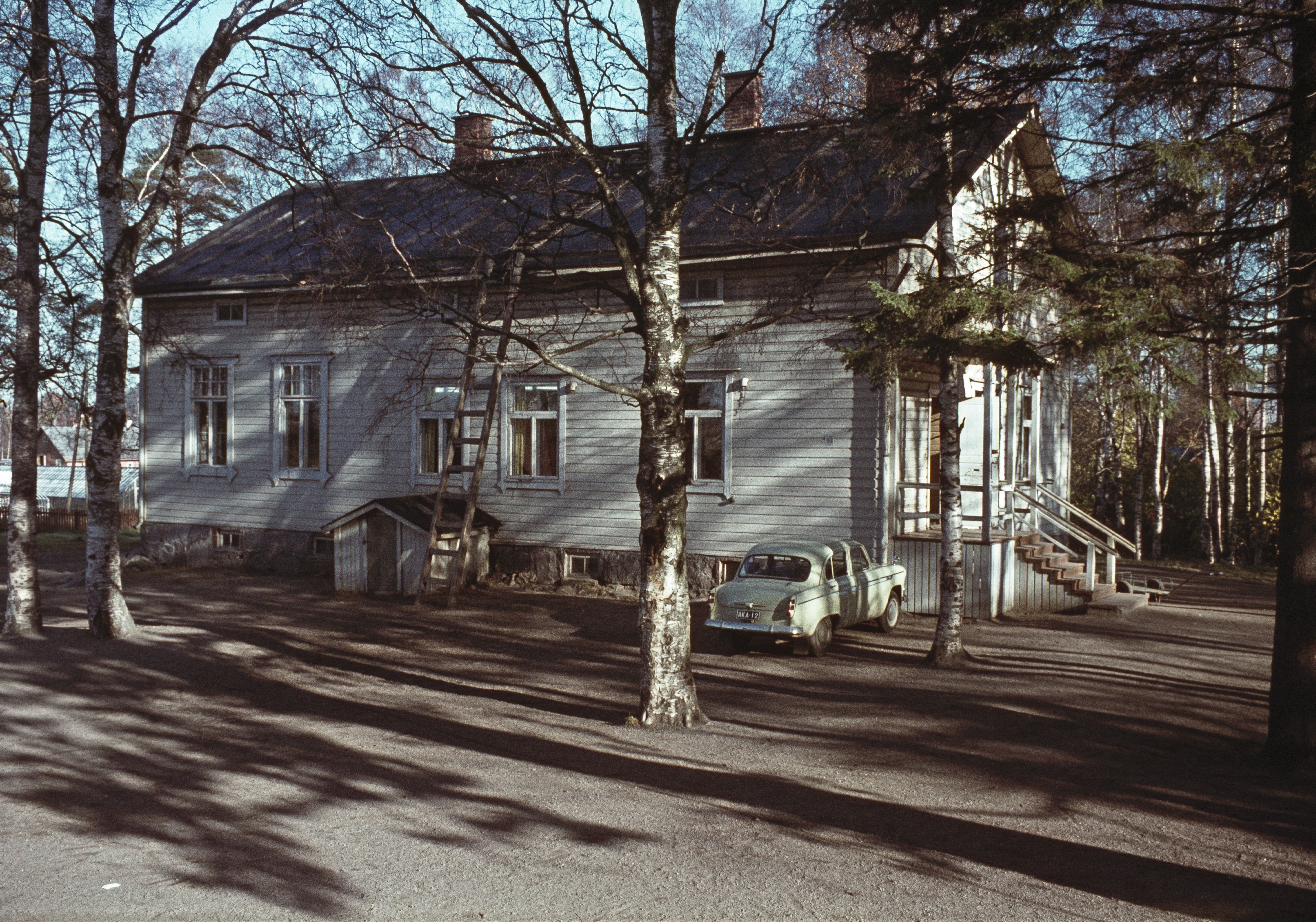 Kirkonkyläntie 33, Malmi. Talossa toimi Malmin kansalaiskoulun (aiemmin Malmin jatkokoulu) ruokala. Varsinainen koulurakennus sijaitsi osoitteessa Kirkonkyläntie 25.