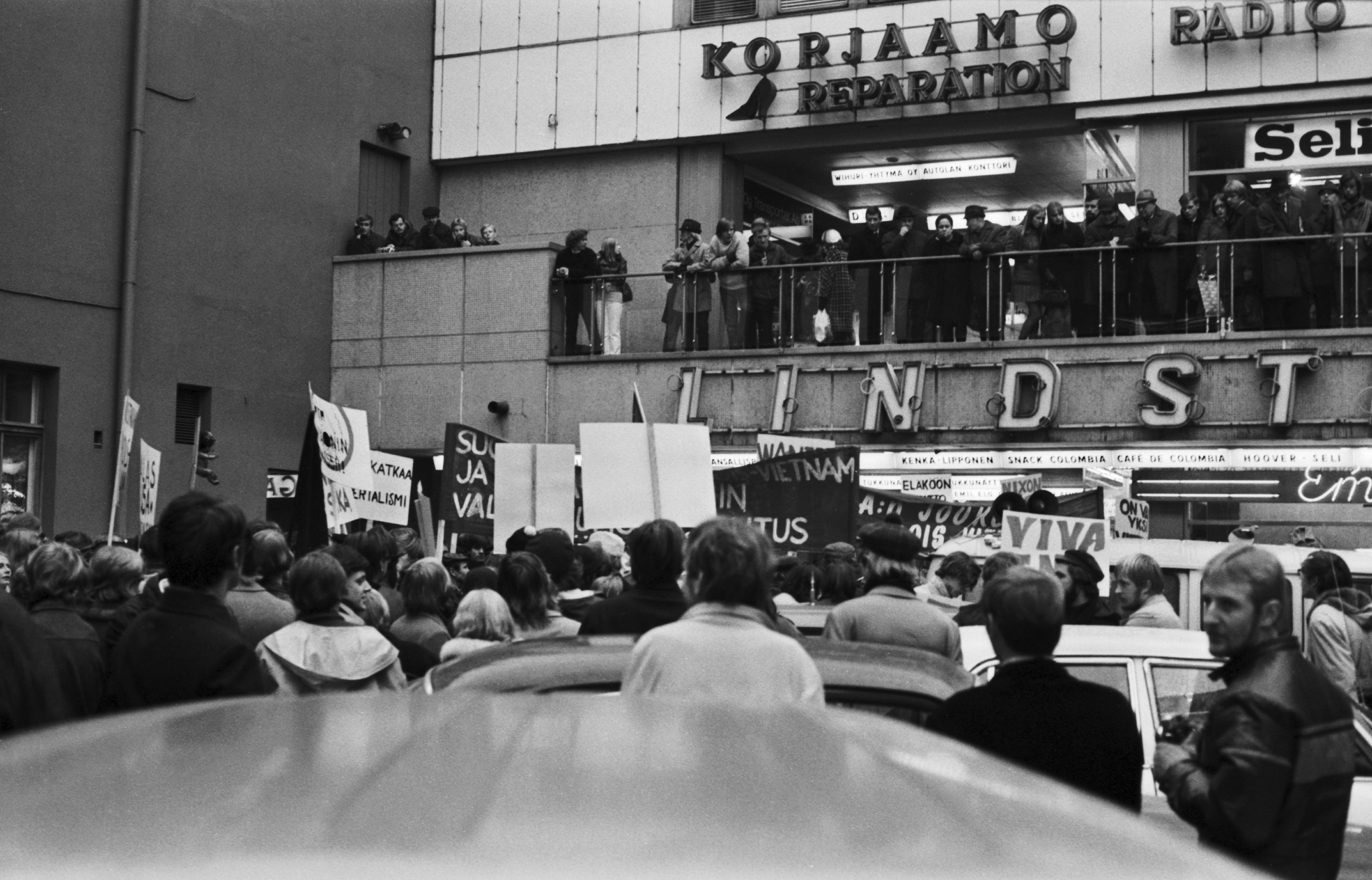 Mannerheimintie 5. Vietnamin sodan vastainen mielenosoitus Kaivopihalla.