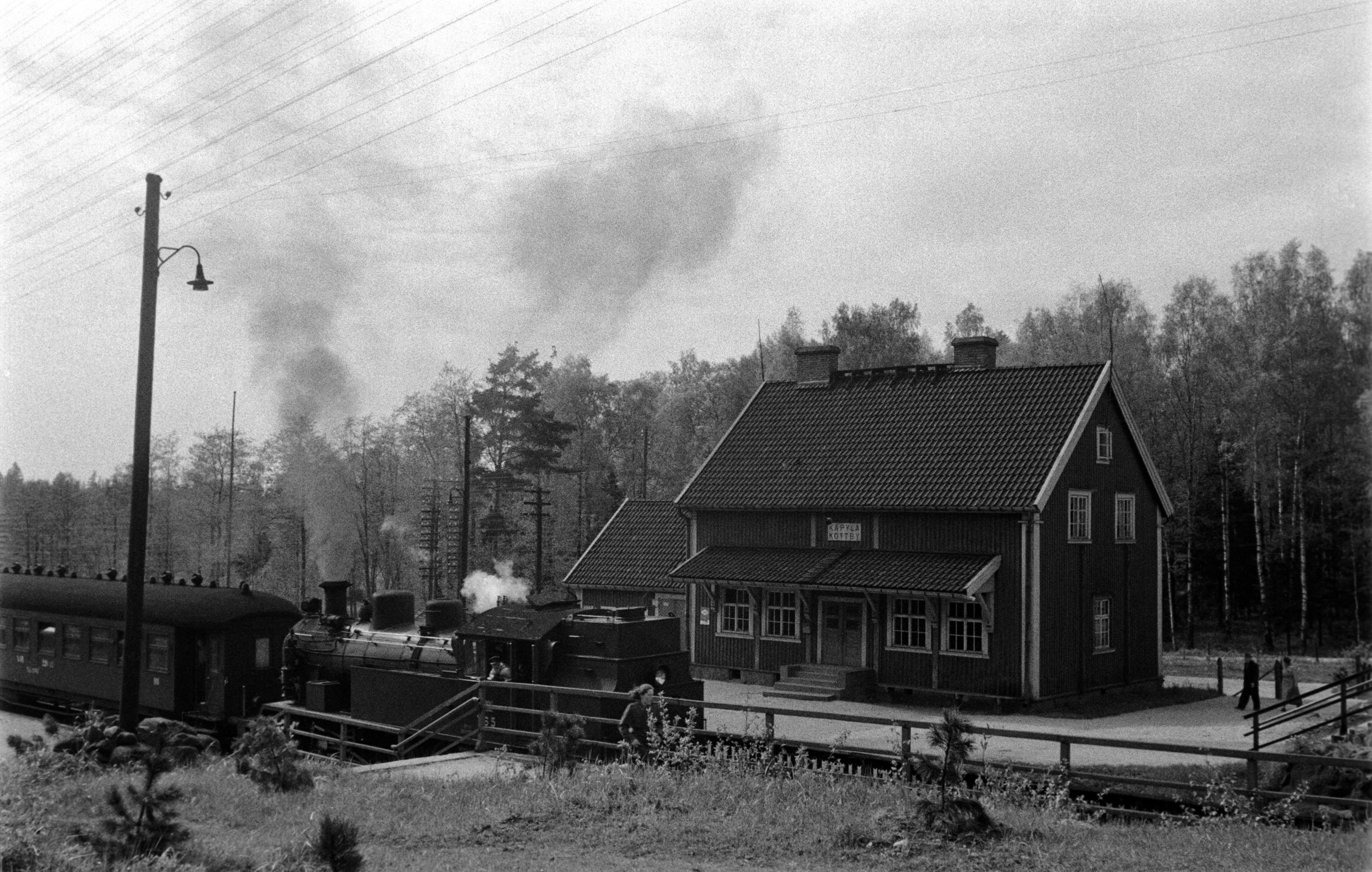 Juna Käpylän asemalla.