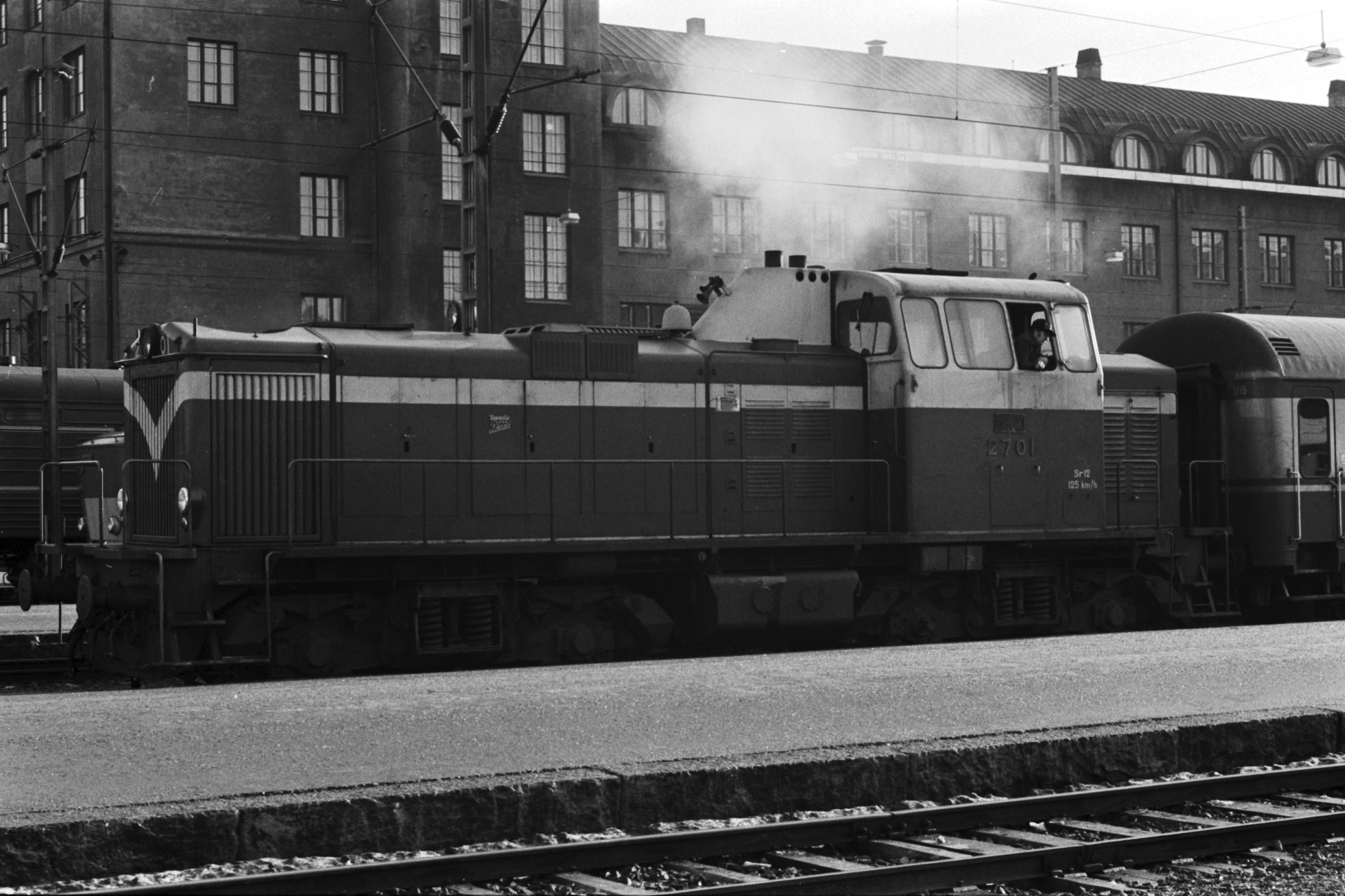 Helsingin rautatieasema. Juna, jossa Sr12 sarjan dieselveturi 2701 Helsingin rautatieasemalla.