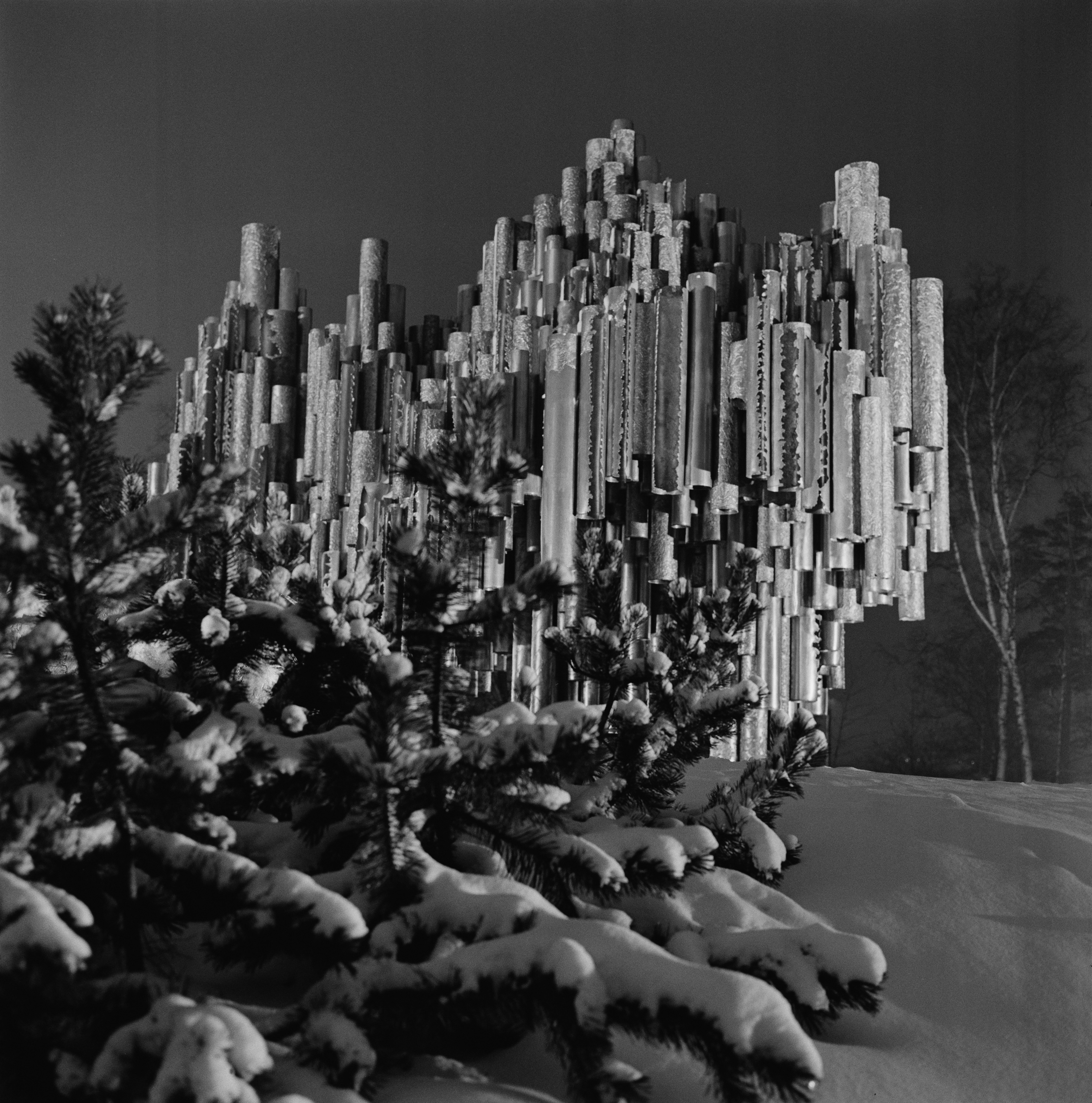 Sibelius-monumentti, Sibeliuksen puisto. Kuvanveistäjä Eila Hiltunen. Kuvattu talvi-iltana.