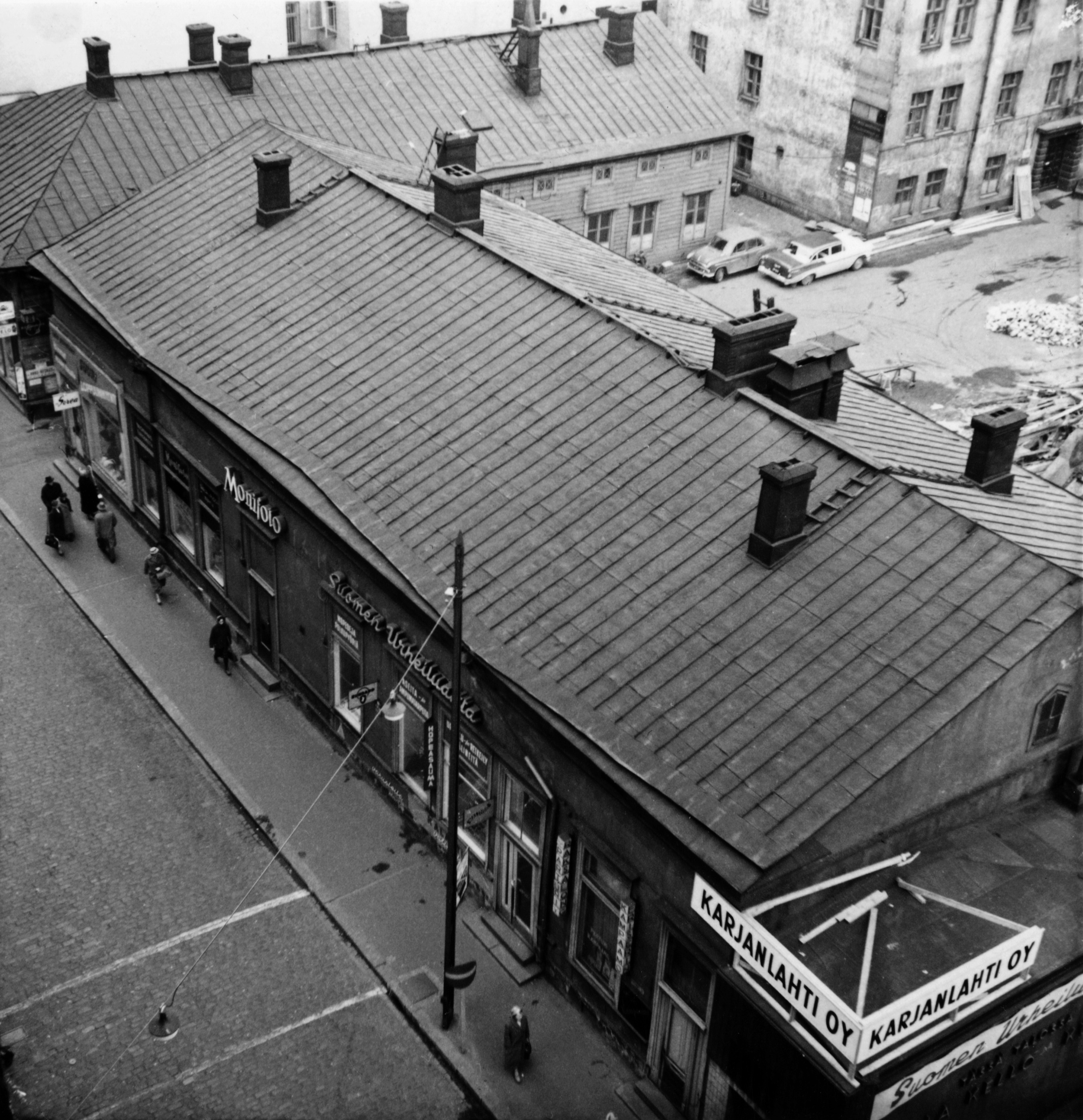 Mikonkatu 8. Rakennus on purettu vuonna 1960. Kiinteistössä toimivat ennen talon purkamista Karjanlahti Oy, valokuvaliike Monifoto, parturiliike, Suomen Urheiluaitta, Sorea-vaateliike ja Aikala-kellosepänliike.