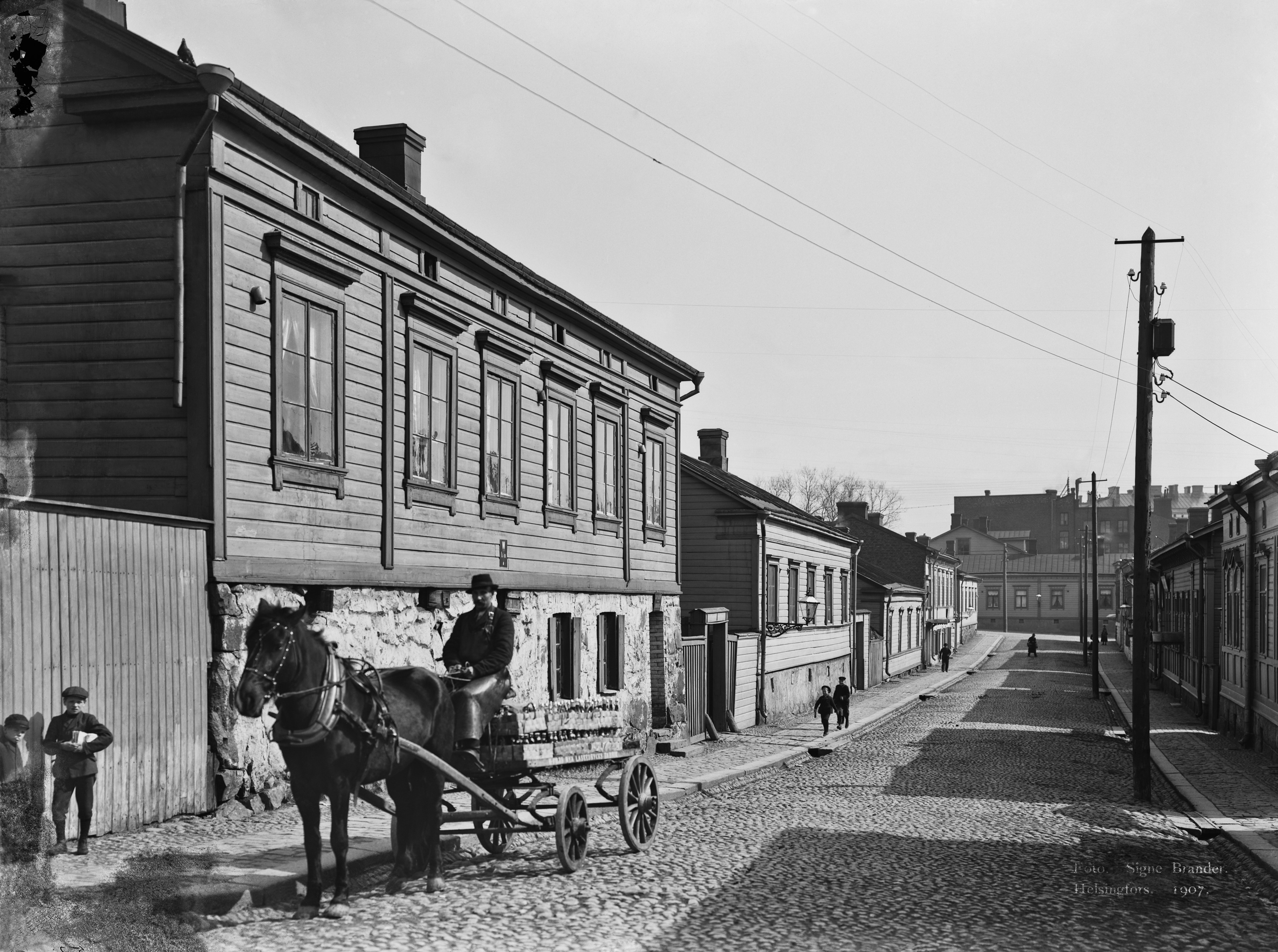Jääkärinkatu 9, 7, 5. Helsingfors Nya Läskdrycksfabrikin kuorma-ajuri kadulla.