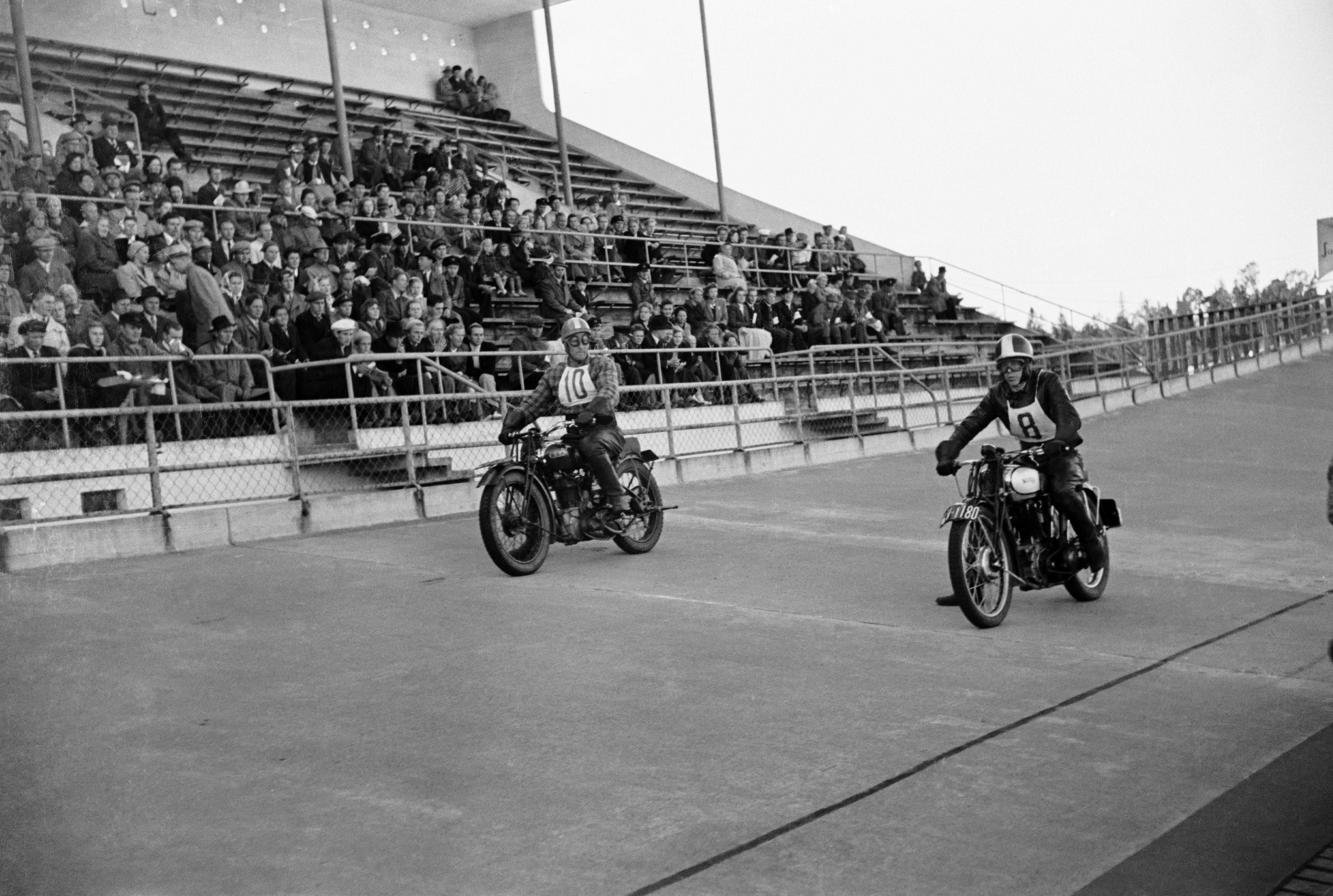 Velodrom, Helsingin pyöräilystadion, moottoripyöräkilpailut. Kaksi kilpailijaa lähdössä.