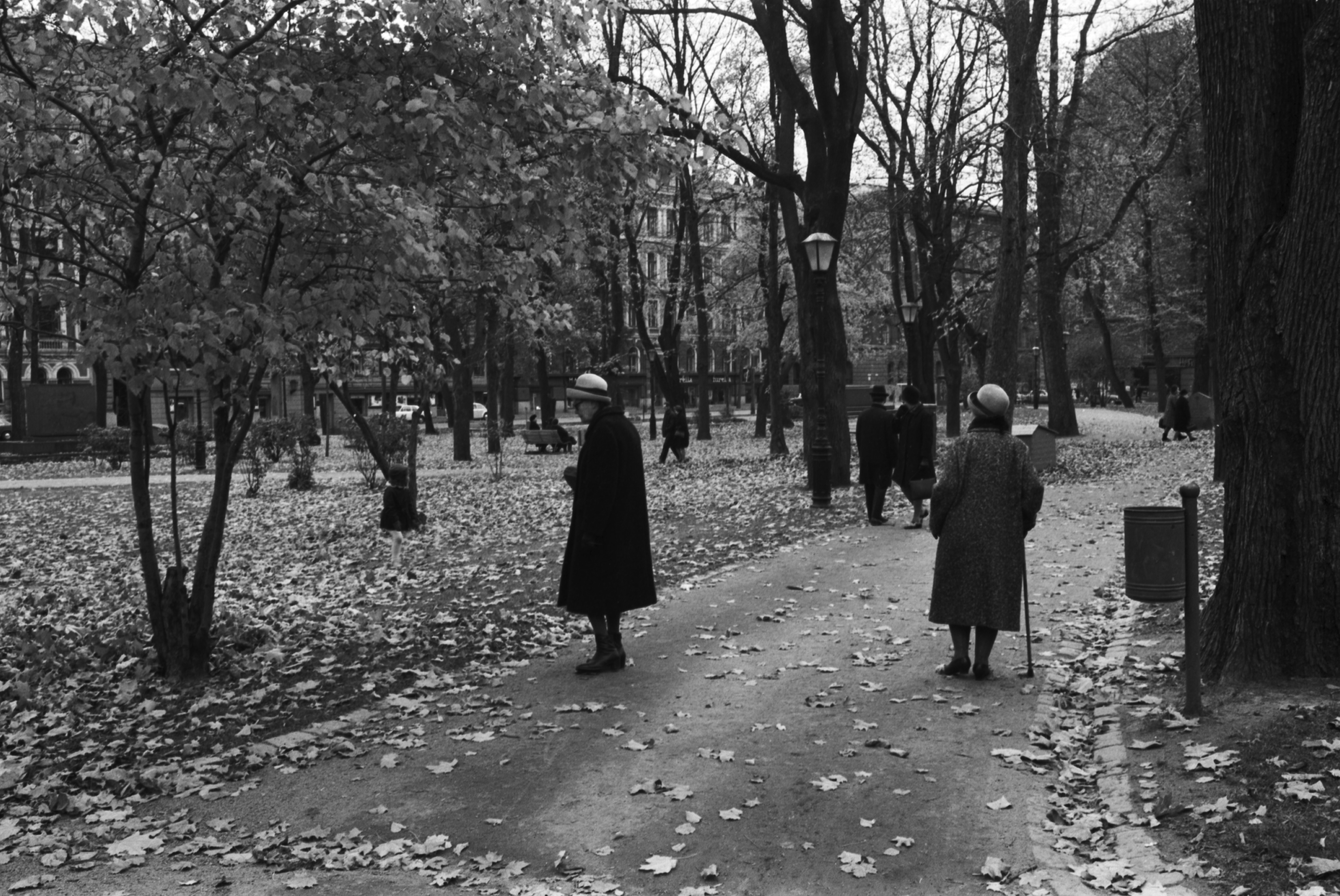 Vanhuksia syksyisessä Vanhassa kirkkopuistossa.