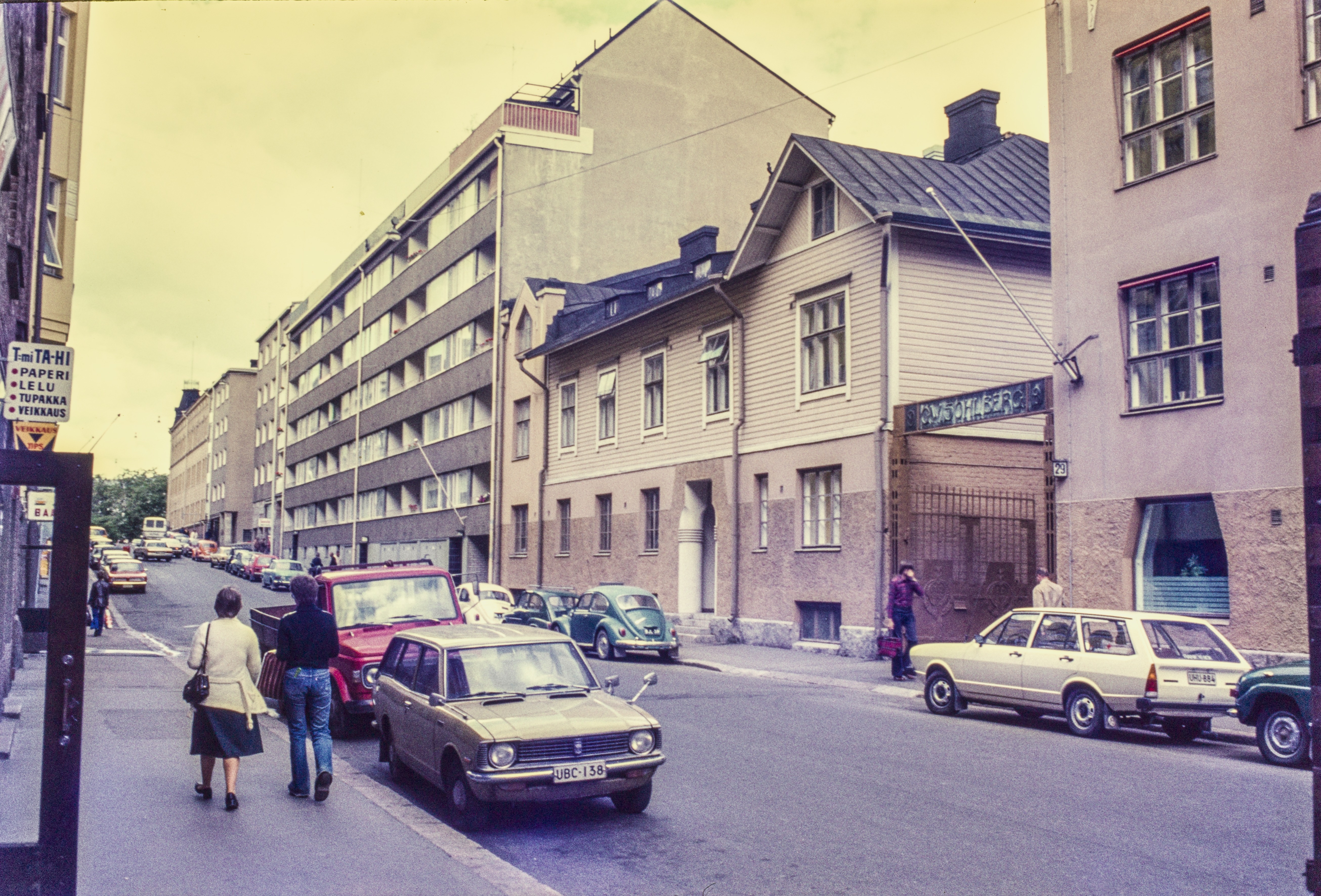 Vuorimiehenkatu 29, puurakennuksen ja kerrostalon välisen portin yläpuolella nimikyltti "G