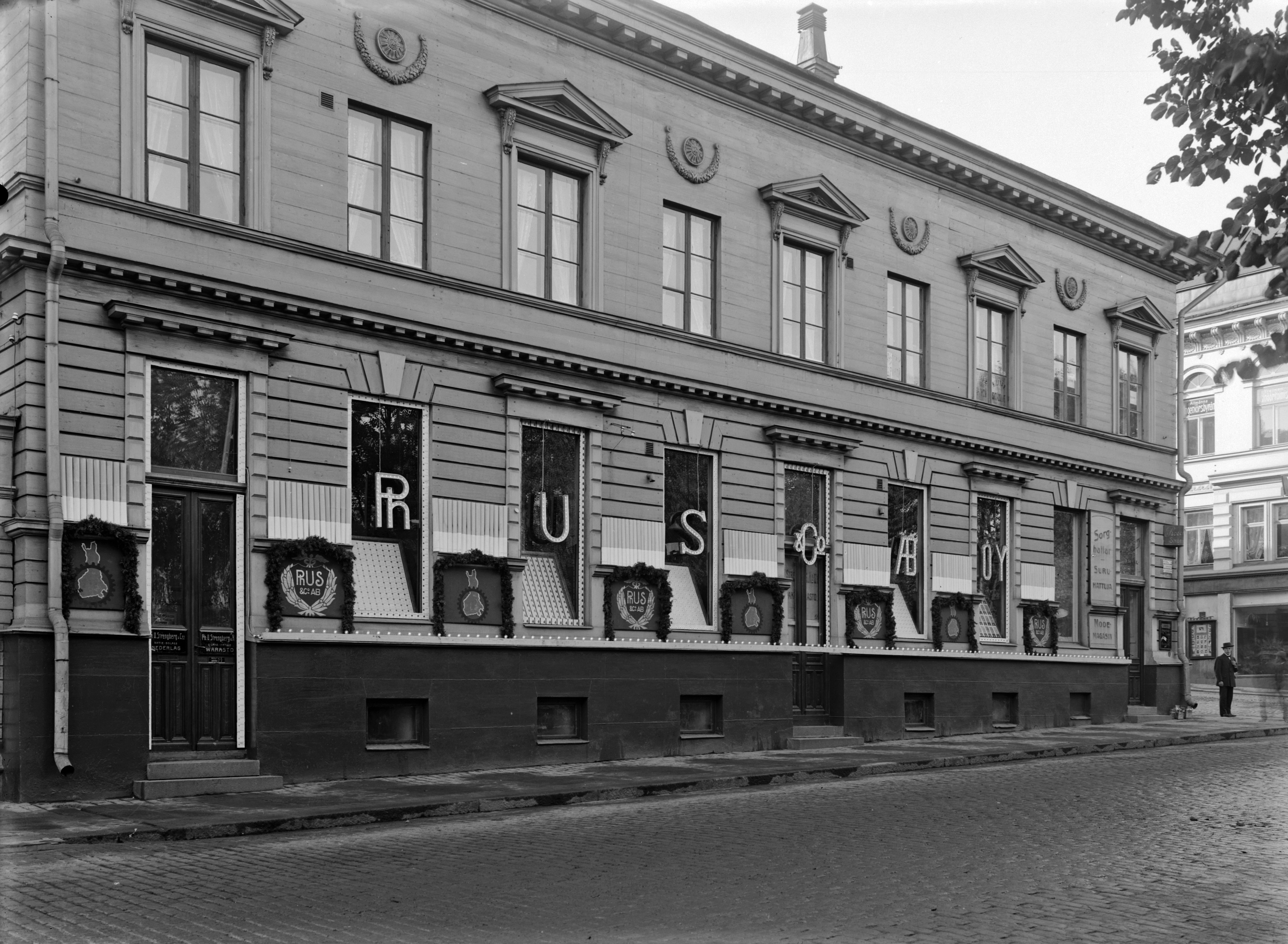 Eteläesplanadinkatu 18 - Korkeavuorenkatu 47, Ph.U. Strengberg & co. -yhtiön tupakkavarasto juhlakoristeluna Suomalaisen viikon 27.9.-4.10.1913. kunniaksi. Rakennuksen Korkeavuorenkadun puoleisessa kulmassa sijaitsi myös muotiliike (hattukauppa). Vuonna 1912 perustettu Kotimaisen työn liitto (vuodesta 1992 Suomalaisen työn liitto) järjesti jo seuraavana vuotena ensimmäisen Suomalaisen viikon kotimaisen teollisuuden edistämiseksi. Oikealla Eteläesplanadi 20 - Korkeavuorenkatu 36 kulmatalo.