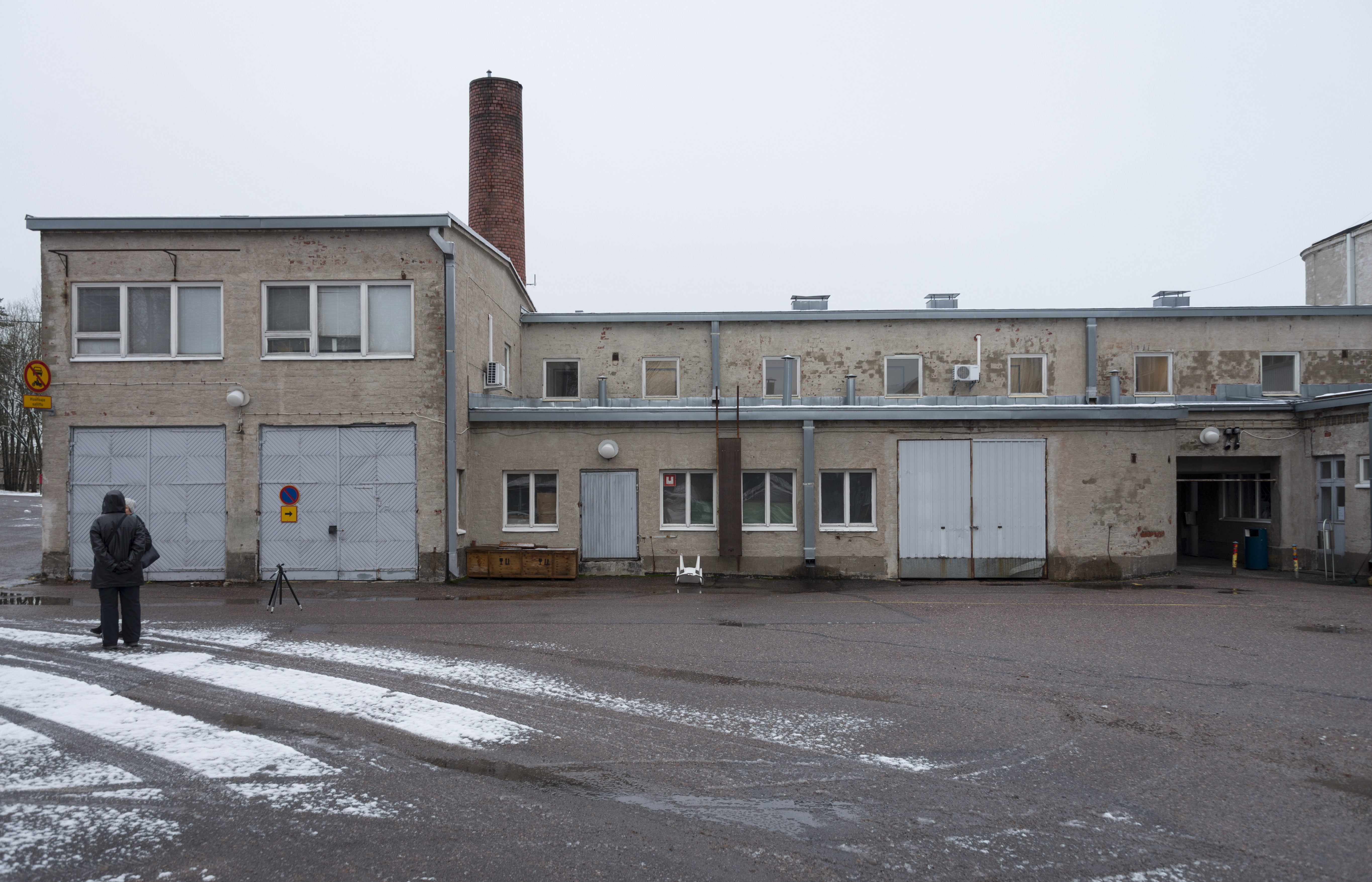 Helsinki-Malmin lentoasema. Vuonna 1937 valmistunut hangaari, eli lentokonehalli. Kuvassa Antero Pernajan 1940-luvulla suunnittelemaa toimistosiipi. Lämpökeskuksen piippua on lyhennetty 1970-luvulla.