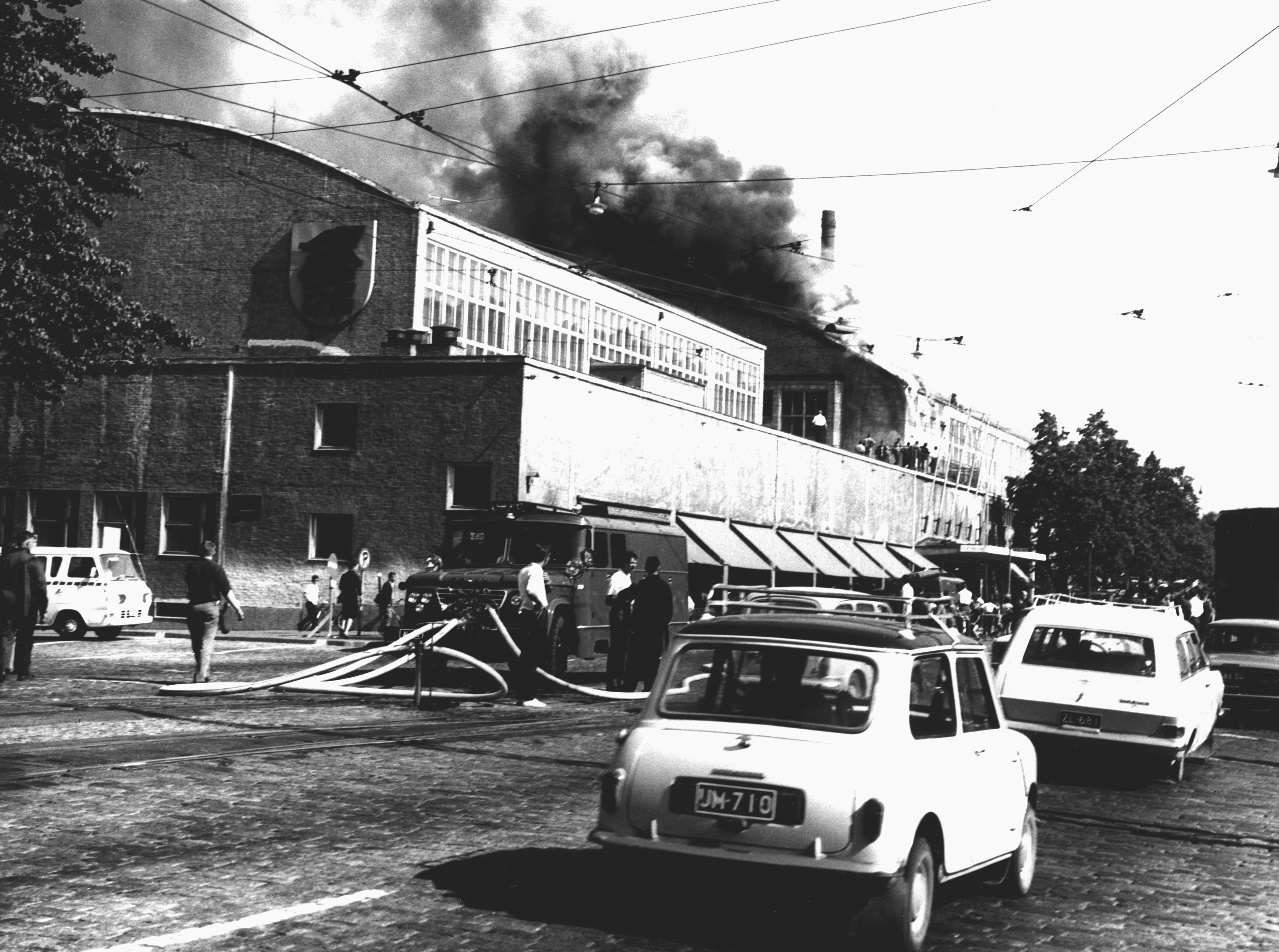 Tulipalo Mannerheimintie 17:ssä 16.6.1966. Messuhalli. Hälytys tuli automaattisten paloilmoittimen kautta kello 14.40 palo oli syttynyt katonkorjaustöiden aikana B-hallin puoleisessa päädyssä olevan kolmikerroksisen toimisto-osan ullakolta Kattotöiden yhteydessä pikeä sulatettiin nestekaasupolttimella kattohuopaliitoksiin palokunnan saapuessa paikalle todettiin ullkaon olevan tulessa ja paikalle hälytettiin välittömäsrti lisää yksiköitä  eri asemilta tuli oli kuitenkin päässyt ulakon puisten välipohjien kautta leviämään myös toimistohuoneisiin kolmannessa kerroksessa Kun todettiin, että palo oli jo levinnyt A.hallin puoleiselle ullkaolle suoritettiin suurpalohälytys.