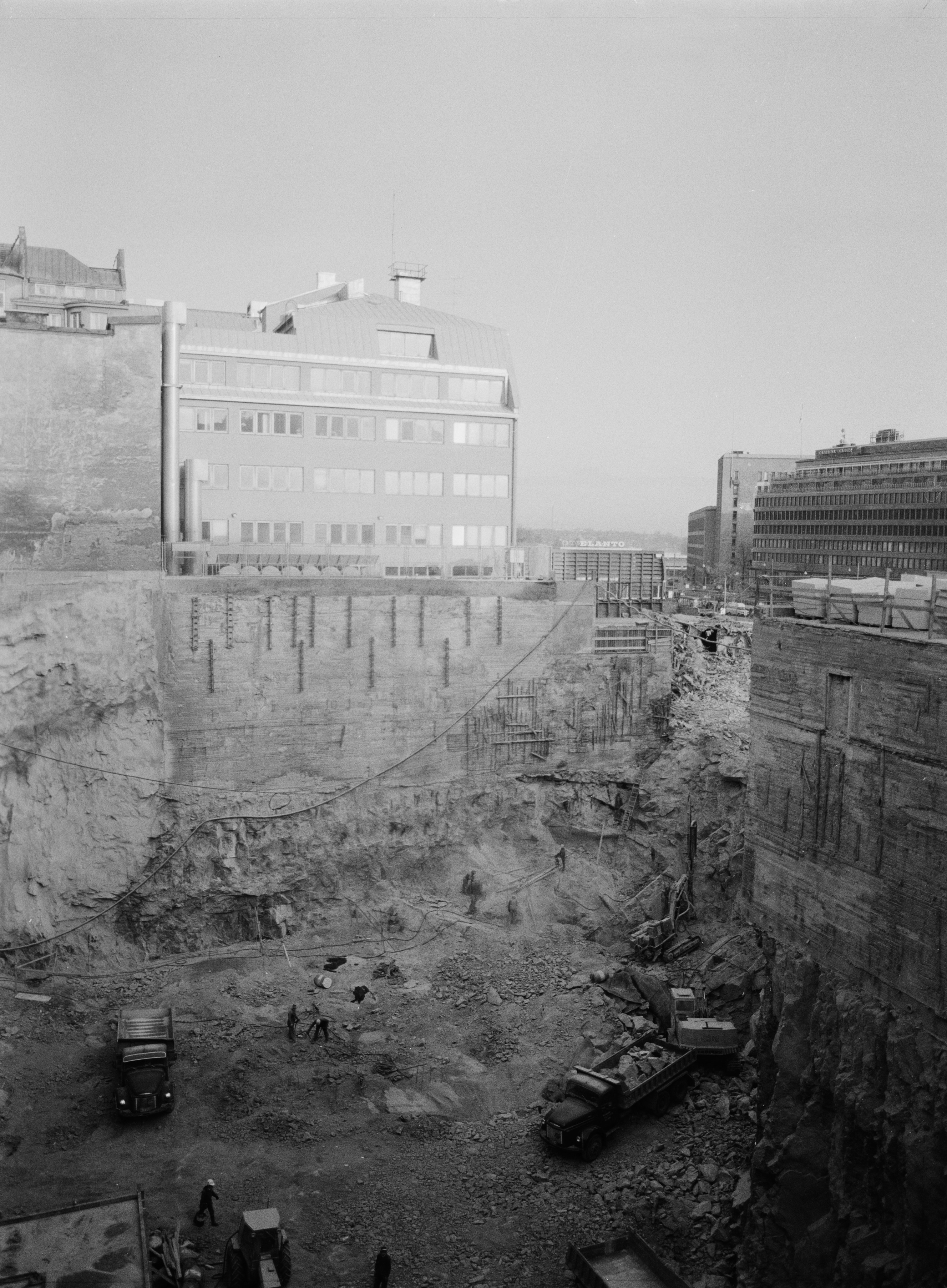 Forumin kauppakeskuksen rakennustyömaa, Mannerheimintie 20.  Kuvattu Yrjönkadun puolelta.
