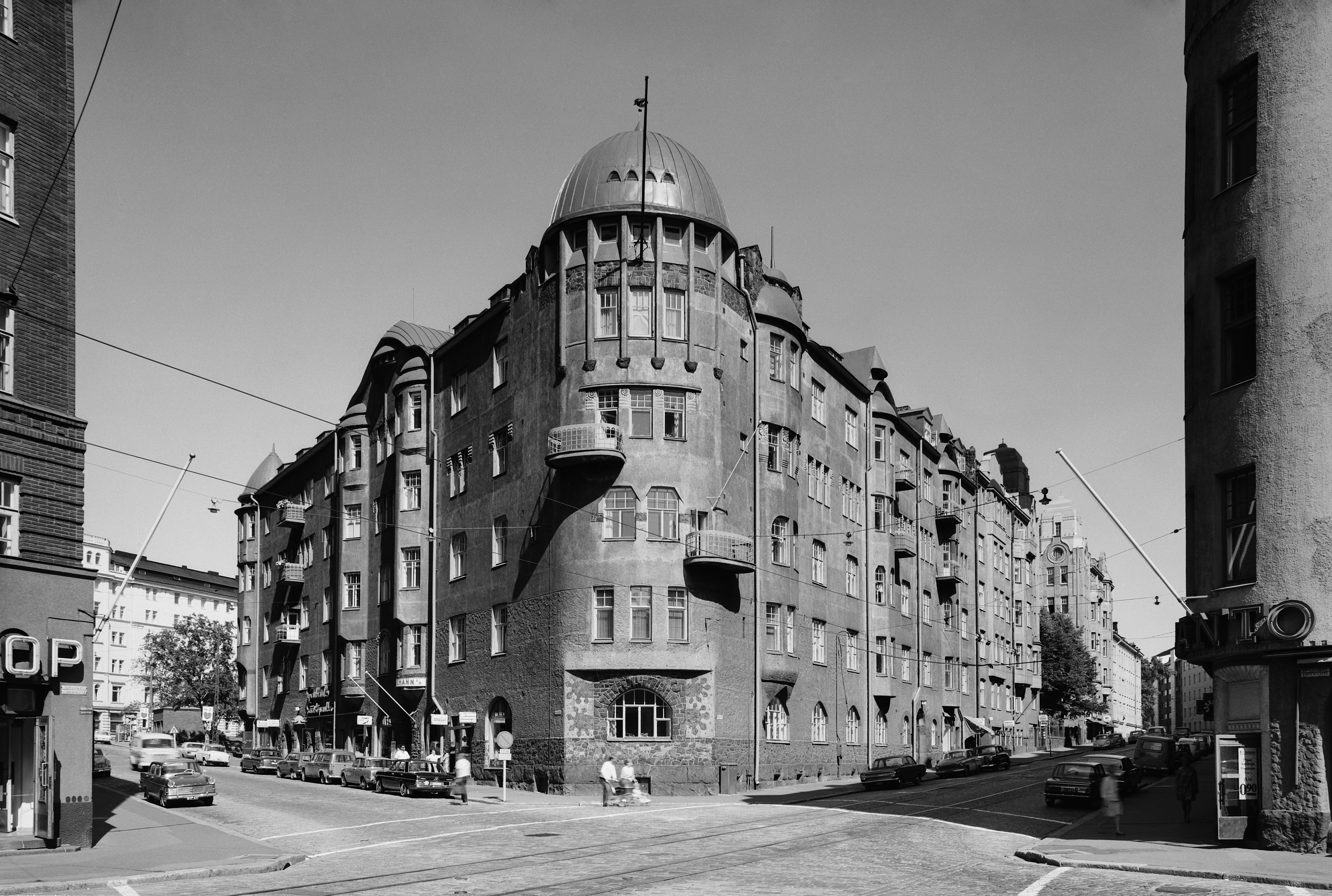 Tehtaankatu 9 - Kapteeninkatu 11. Ullanlinnassa sijaitsevan talon on suunnitellut Usko Nyström. Kansallisromantiikkaa edustava talo on rakennettu vuonna 1902 Naakka-kortteliin.