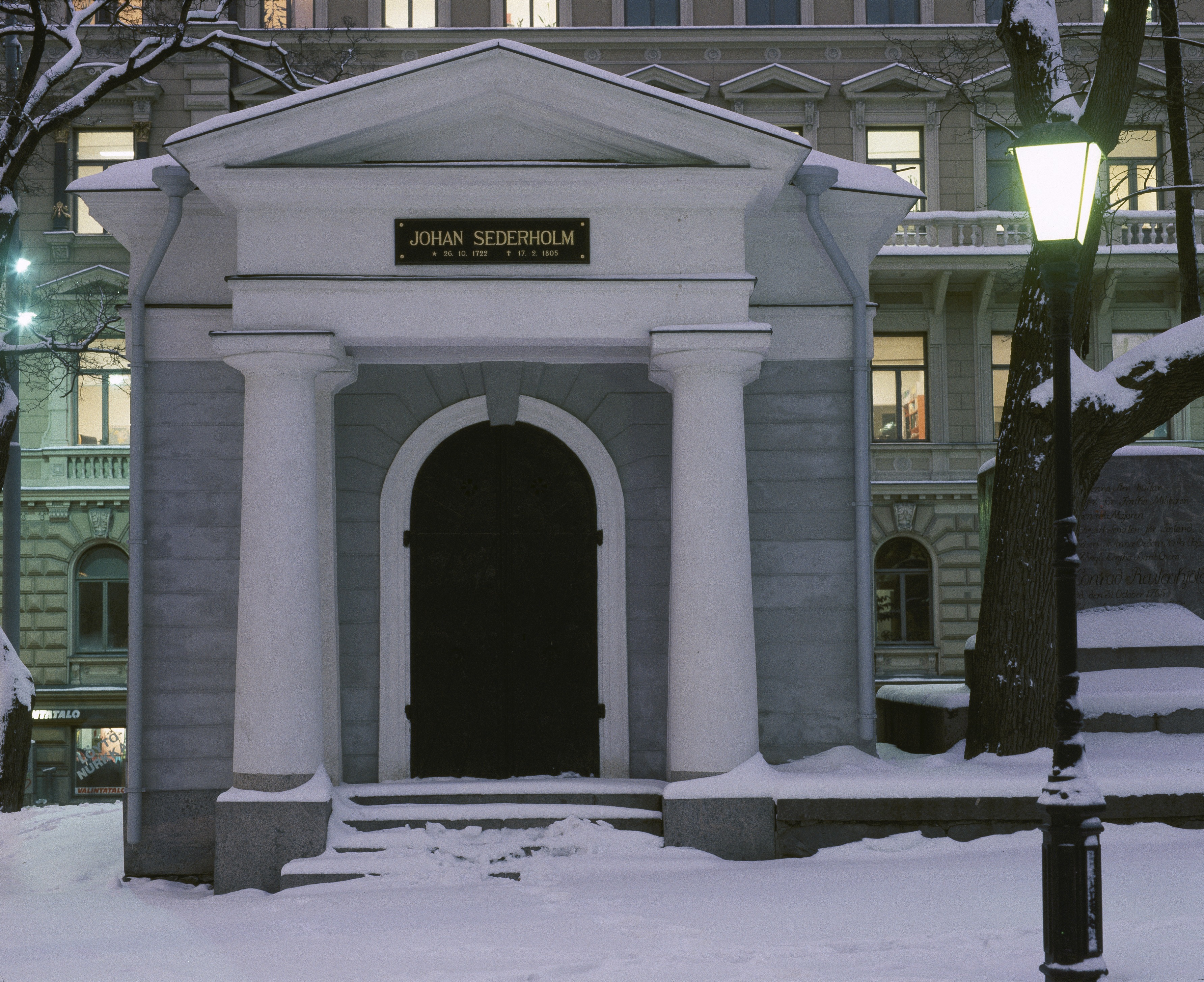Johan Sederholmin hautakappeli Vanhassa kirkkopuistossa. Arkkitehti C. L. Engel.