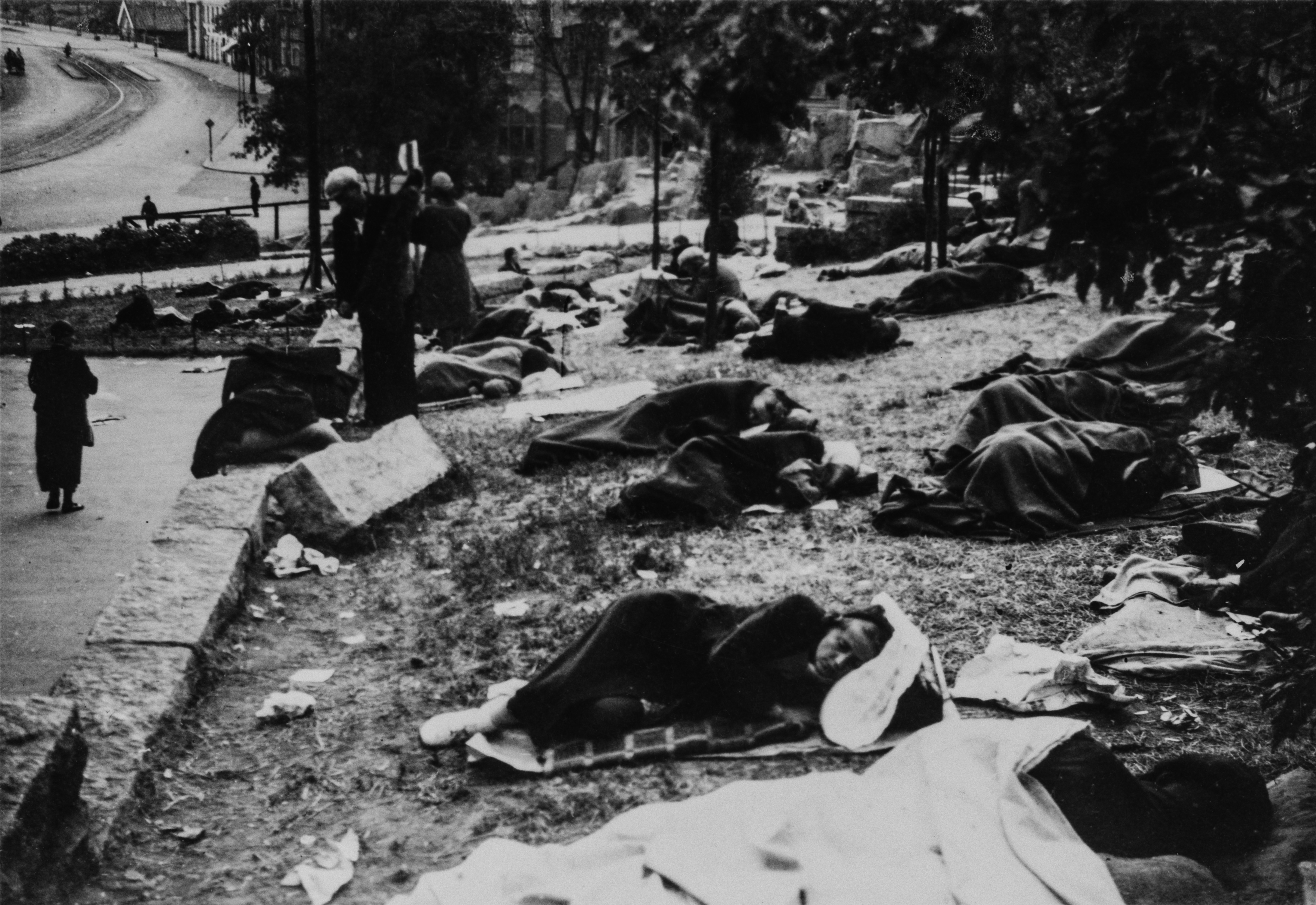 Kaupunkilaisia lepäämässä Katri Valan puiston pommisuojan edustalla kesällä 1941.