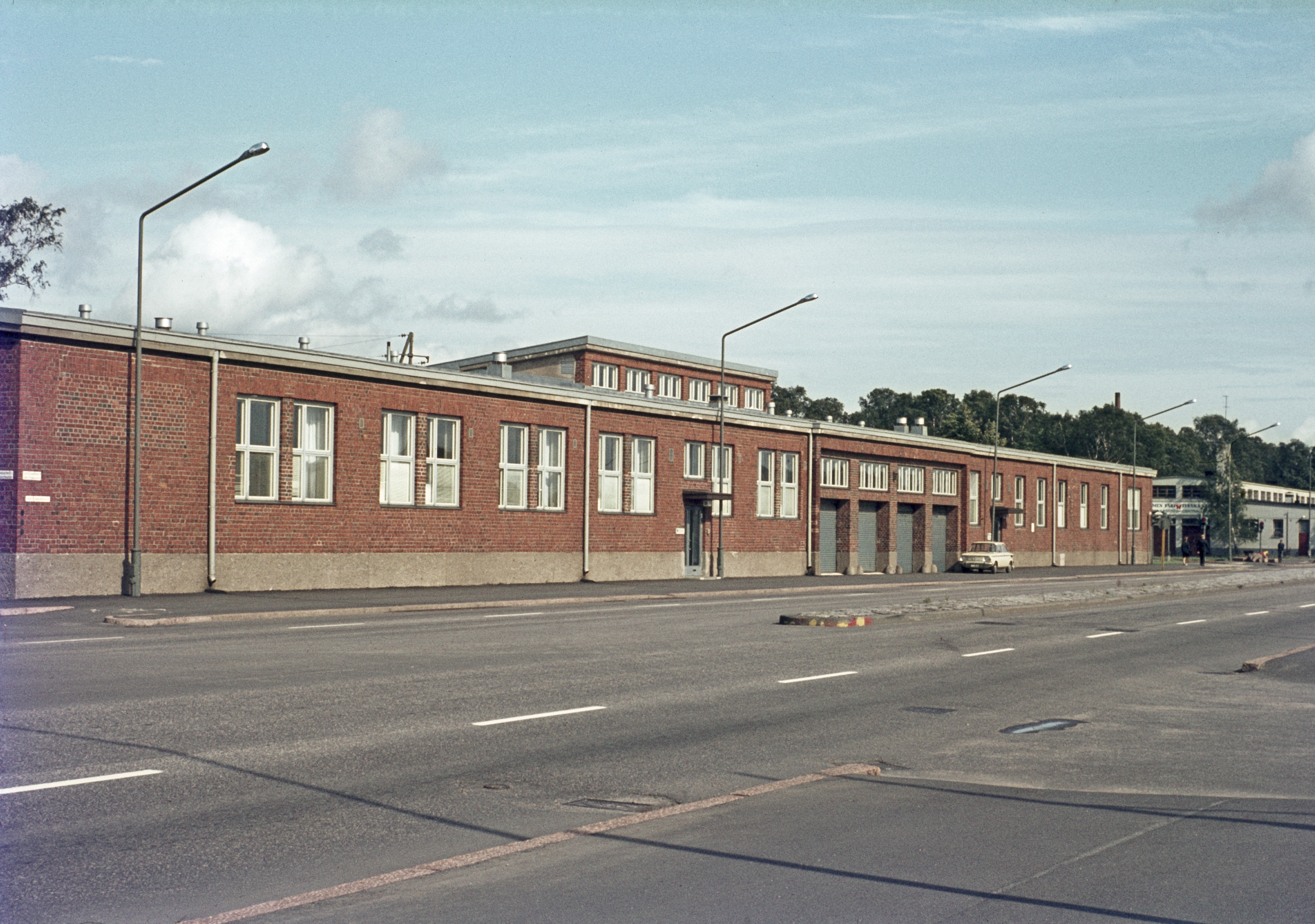 Ruoholahti, Lauttasaarenkadun (=Porkkalankatu) ja Sulhasenkadun risteys, vasemmalla Lauttasaarenkatu 5, 1 (=Porkkalankatu 3, 1).