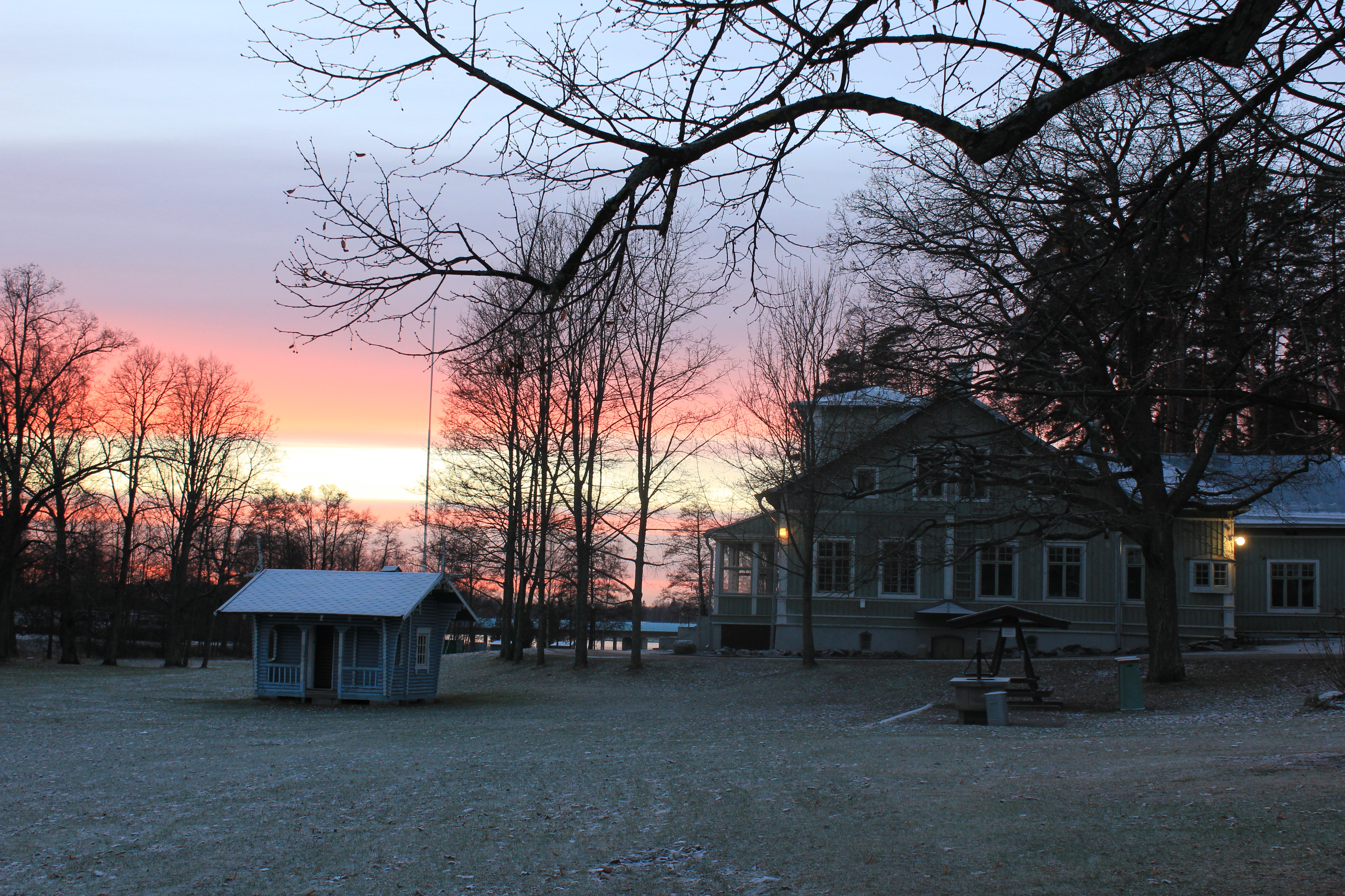 Näkymä Vuosaaren Rastilan kartanon pihalta merelle päin talvella auringonlaskun aikaan.