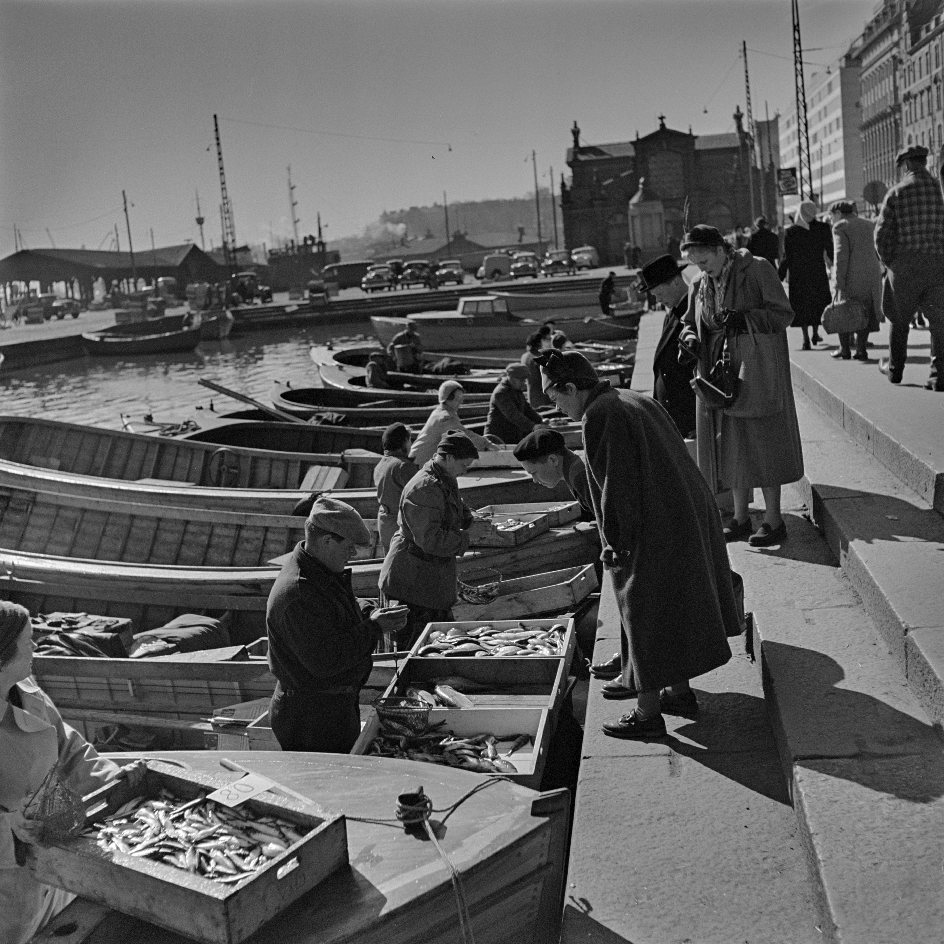 Kalaa myydään veneistä Kolera-altaalla, takana Kauppahalli.