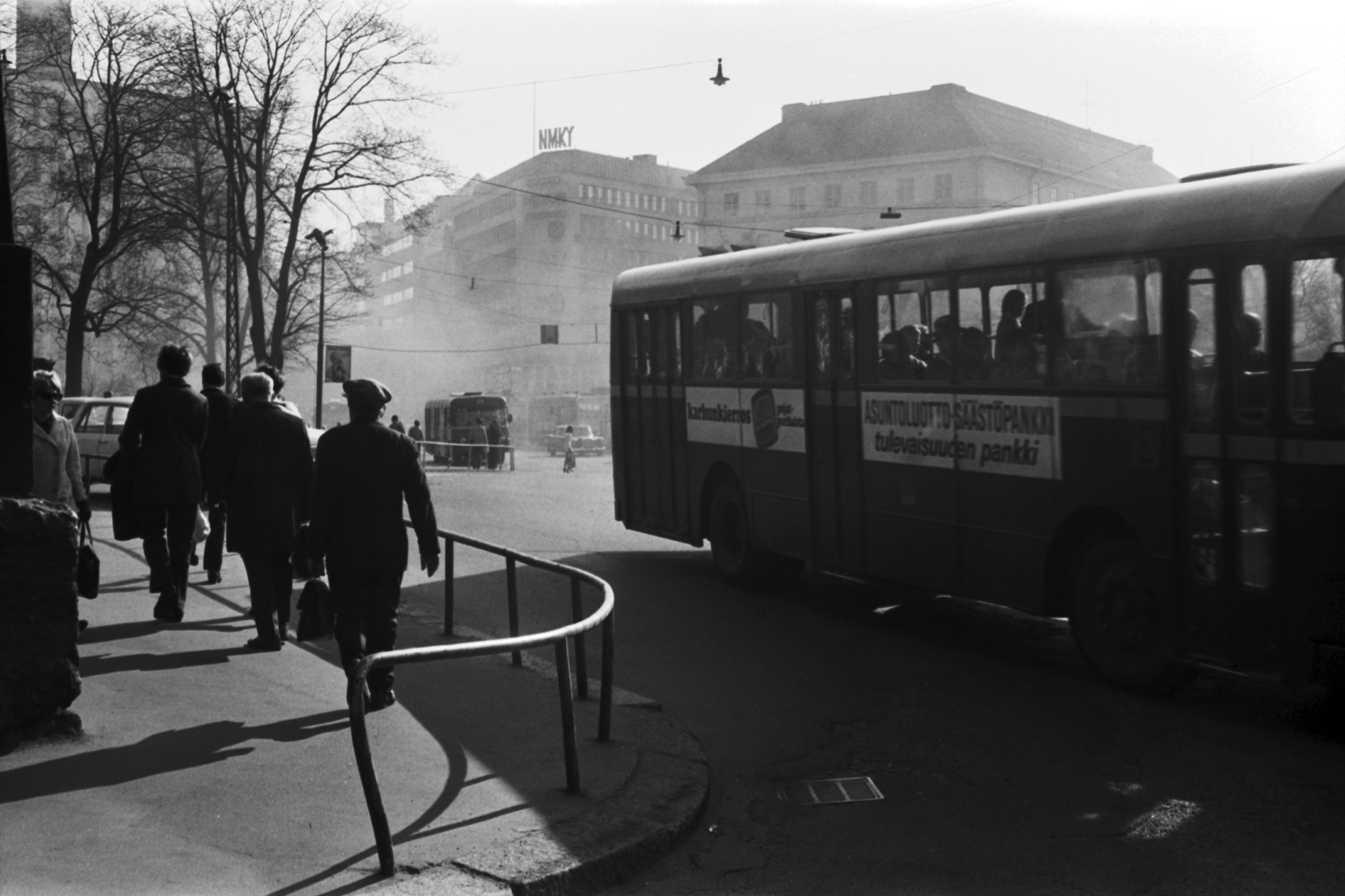 Unioninkatu 37. Busseja ja jalankulkijoita iltapäivän ruuhka-aikaan utuisella Unioninkadulla Liisankadun kulmassa.