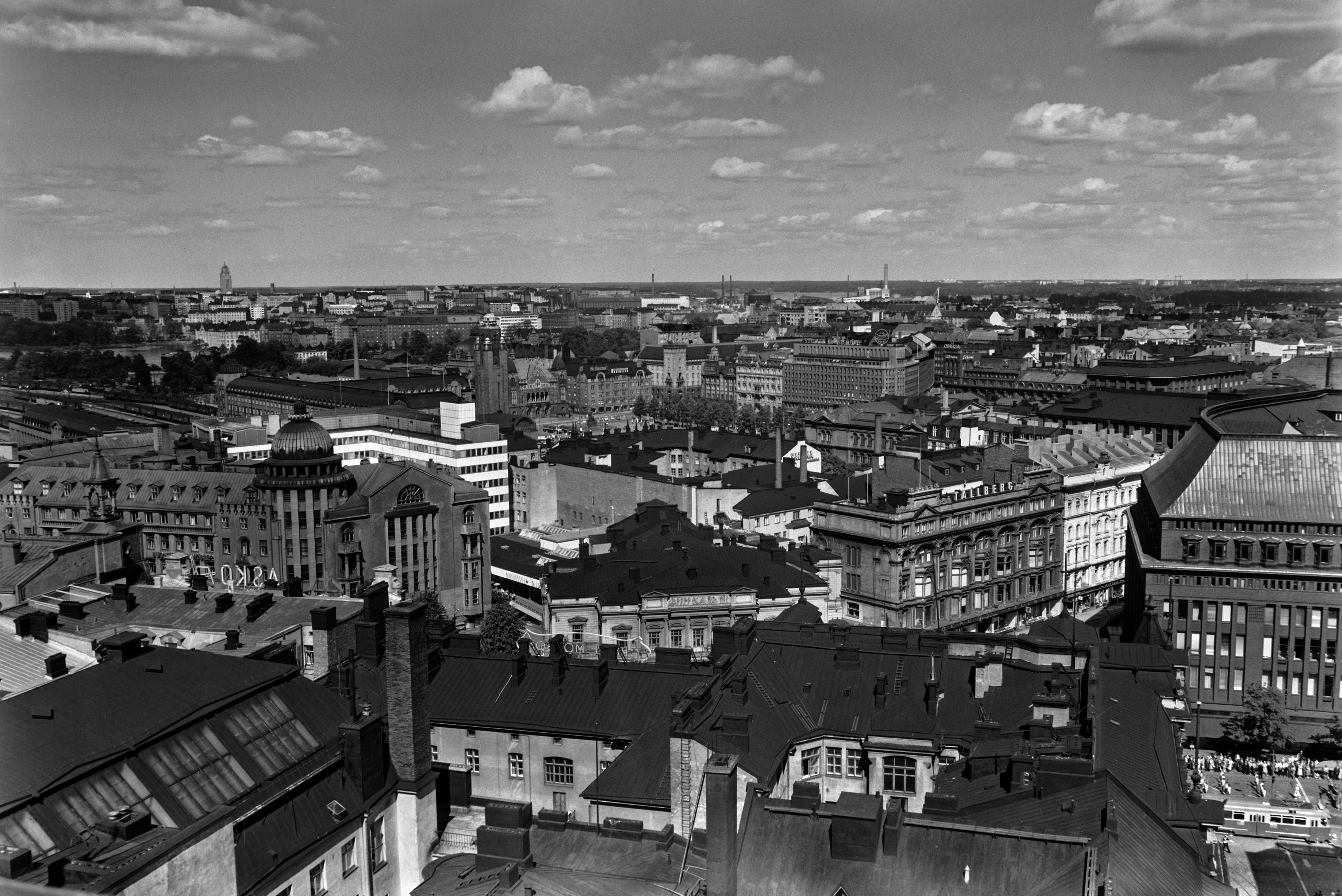 Panoraama Hotelli Tornista koilliseen. etualalla Uusi ja Vanha ylioppilastalo. Taustalla Rautatientori.